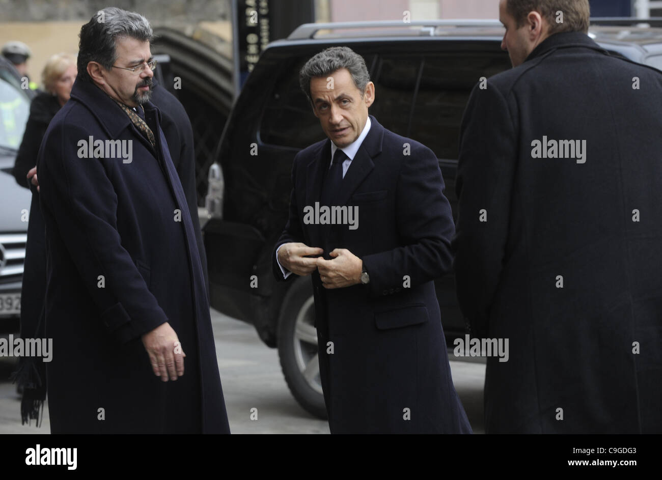 Präsident von Frankreich Nicolas Sarkozy (Mitte) wird von Jiri Weigel Kanzler von der Prager Burg Jir Weigl für Staatsbegräbnis des ehemaligen tschechischen und tschechoslowakischen Präsidenten Vaclav Havel in der St. Vitus Cathedral auf der Prager Burg auf Freitag, 23. Dezember 2011 begrüßt. (CTK Foto/Vit Simanek) Stockfoto