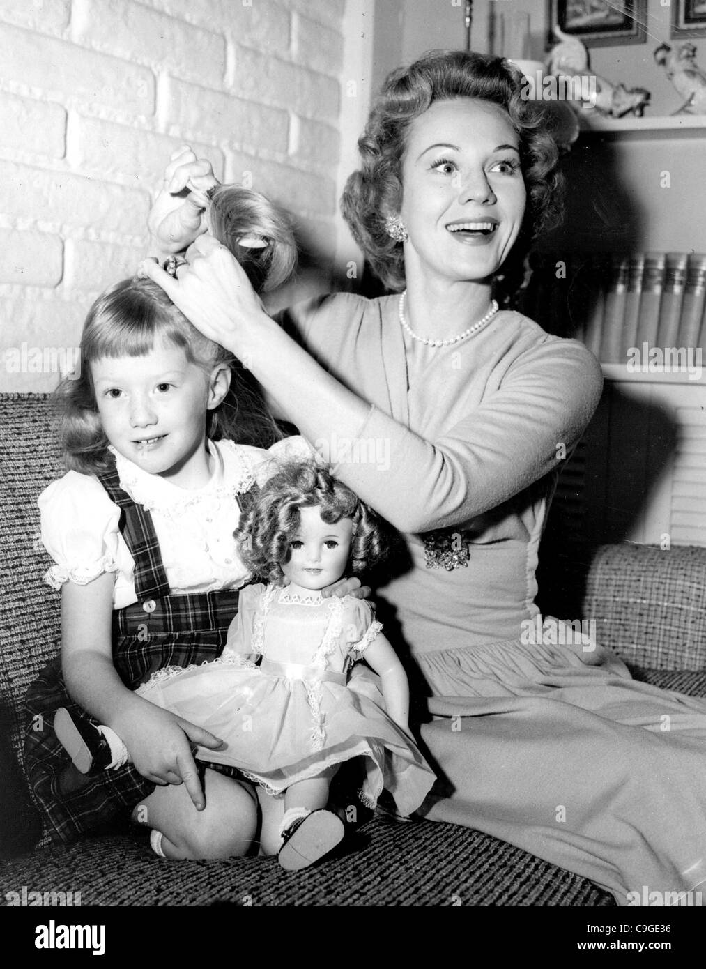 20. Januar 2005 - VIRGINIA MAYO mit ihren 4 YR OLD DAUGHTERMARY CATHERINE O'SHEA.1-1958. 1958 (Kredit-Bild: © Globe Photos/ZUMAPRESS.com) Stockfoto