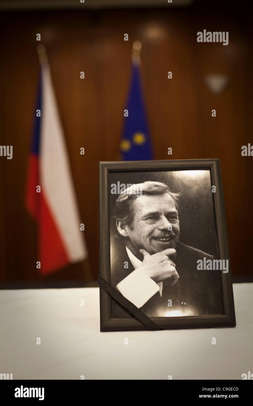 Hunderte von Menschen vieler Nationalitäten ihre Trauer über den Tod von Dissidenten und ehemaligen Präsidenten Vaclav Havel durch Schreiben in das offizielle Buch Beileid an der Botschaft der Tschechischen Republik in London während der drei Tage der Staatstrauer ausgedrückt. Havel erinnerte man fo Stockfoto