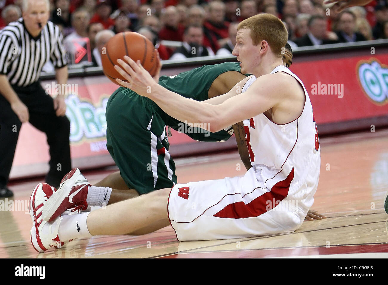 23. Dezember 2011 - Madison, Wisconsin, USA - Wisconsin vorwärts Mike Bruesewitz #31 holt lockere Kugel auf dem Boden im ersten Halbjahr Aktion.  Zur Halbzeit führen die Wisconsin Badgers Mississippi Valley State Delta Devils 39-22 at Kohl Center in Madison, Wisconsin. (Kredit-Bild: © John Fisher/So Stockfoto