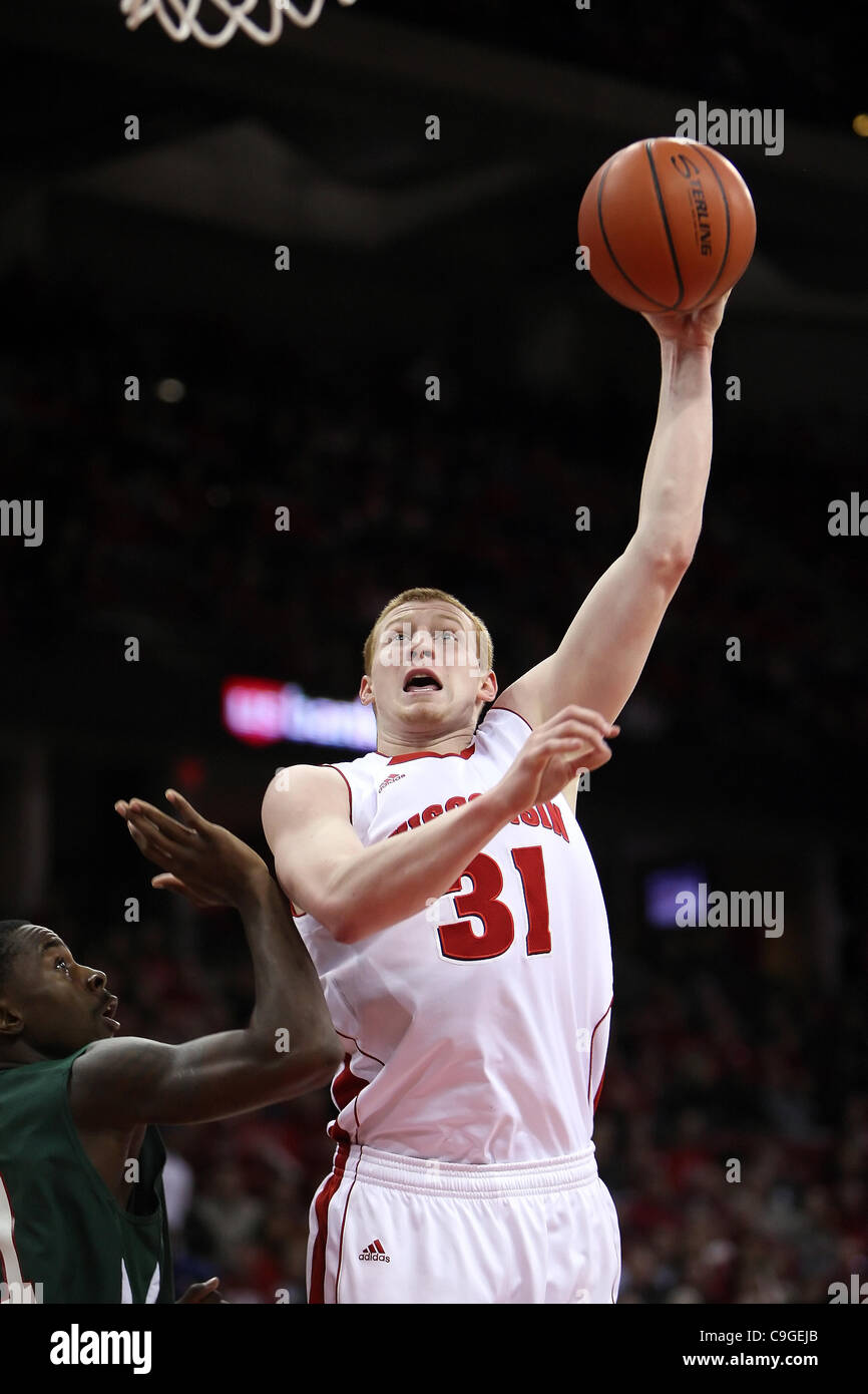 23. Dezember 2011 - Madison, Wisconsin, USA - Wisconsin vorwärts Mike Bruesewitz #31 schießt eine halbe deutsche Öse im ersten Spiel. Zur Halbzeit führen die Wisconsin Badgers Mississippi Valley State Delta Devils 39-22 at Kohl Center in Madison, Wisconsin. (Kredit-Bild: © John Fisher/Southcreek/ZUMAPRESS. Stockfoto