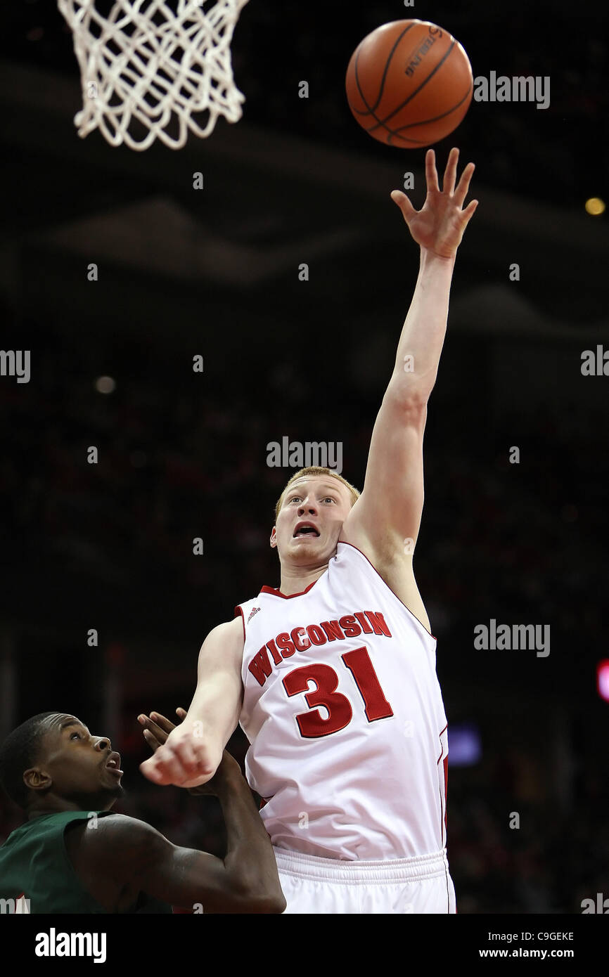 23. Dezember 2011 - Madison, Wisconsin, USA - Wisconsin vorwärts Mike Bruesewitz #31 Punkte auf eine halbe Haken. Wisconsin Badgers besiegte die Mississippi Valley State Delta Teufel 79-45 im Kohl Center in Madison, Wisconsin. (Kredit-Bild: © John Fisher/Southcreek/ZUMAPRESS.com) Stockfoto