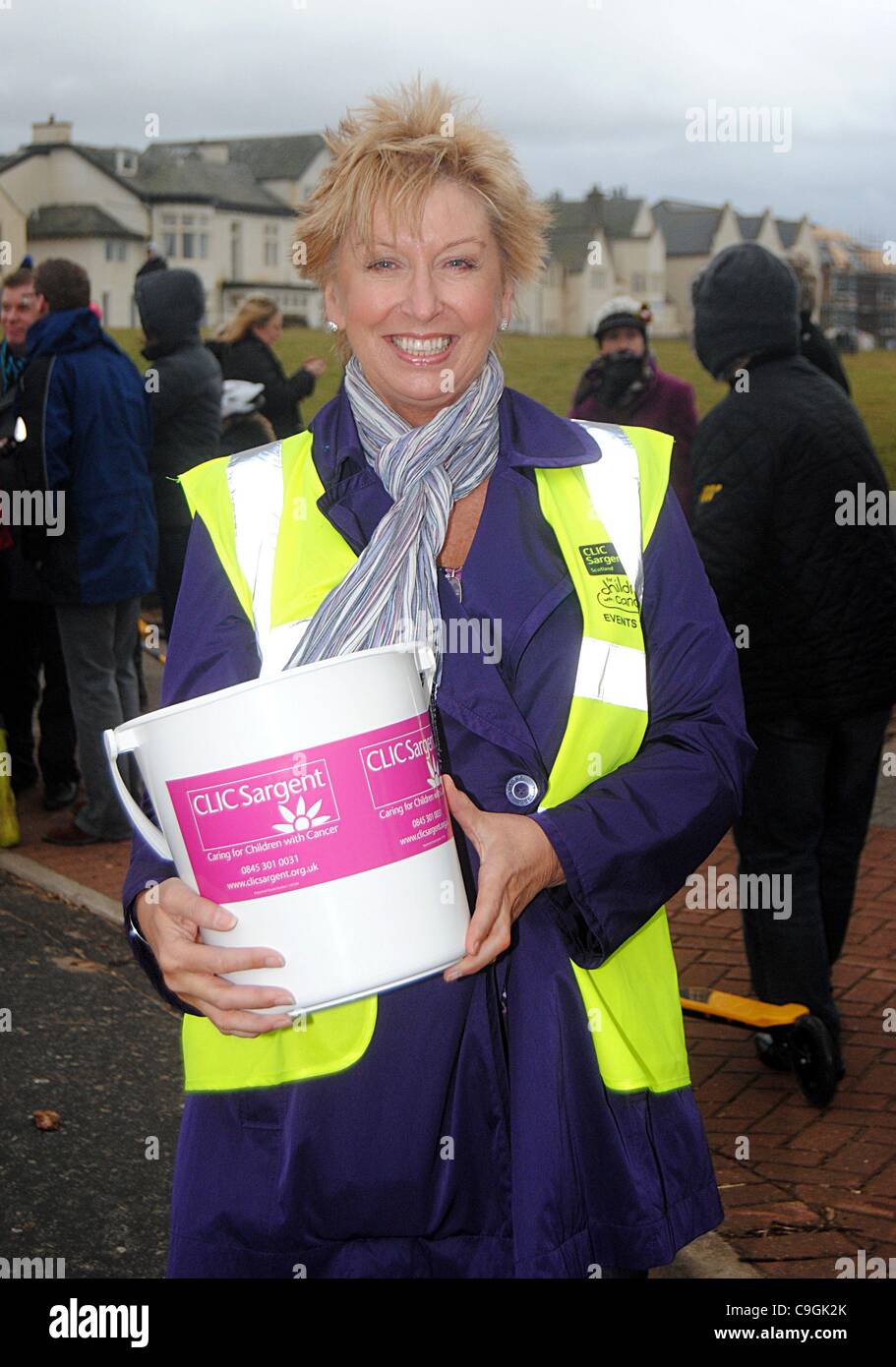 Prestwick, UK. 26. Dezember 2011. Gut organisiert - können Gilchrist, arbeitet für CLIC Sargent die jährlichen CLIC Sargent organisiert "Tauchen mit einem" Wohltätigkeitsveranstaltung, die 300 plus Teilnehmer das Wasser in Prestwick nehmen, Geld für die Nächstenliebe anzuheben. Stockfoto