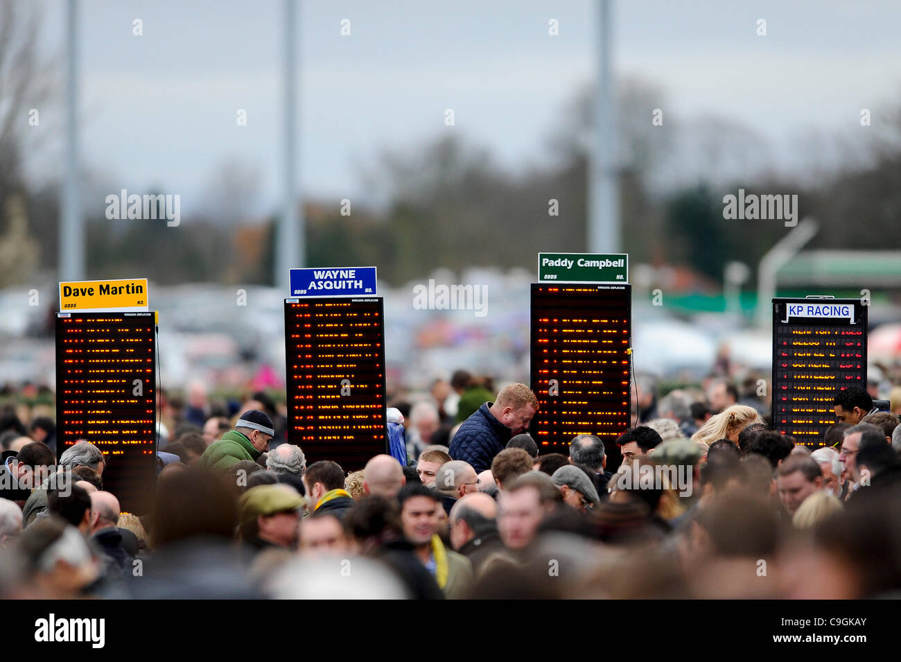 26.12.2011 Sunbury, England. Börsenspekulanten Mühle in die William Hill Winter Festival am zweiten Weihnachtstag in Kempton Park Racecourse. Stockfoto