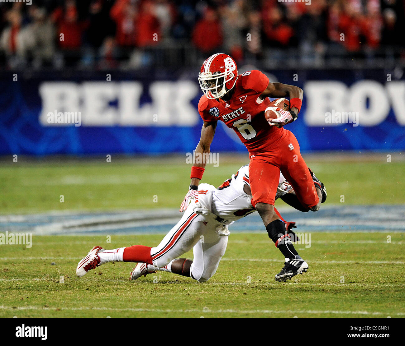 27.Dec 2011 - Charlotte, North Carolina; USA - North Carolina State Wolfpack (6) TJ GRAHAM durchbricht die Verteidigung auf eine Entfernung für einen Hauch heruntergekommen in der ersten Hälfte als die North Carolina State Wolfpack konkurrieren gegen die University of Louisville Cardinals in der Belk Schüssel College Football Stockfoto