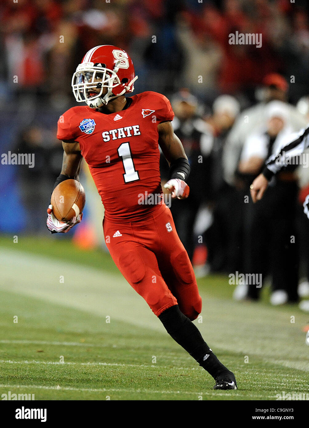 27.Dec 2011 - Charlotte, North Carolina; USA - North Carolina State Wolfpack (1) DAVID AMERSON läuft für einen Touchdown als die North Carolina State Wolfpack gegen die University of Louisville Cardinals in der Belk Schüssel College-Football-Spiel, das die Bank of America Stadium stattfand.  Co Stockfoto