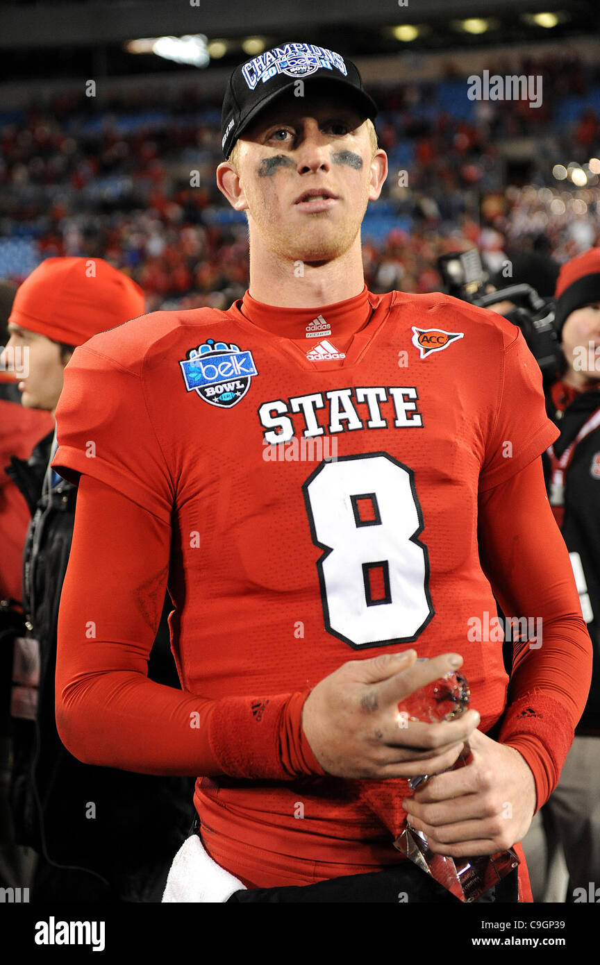 27.Dec 2011 - Charlotte, North Carolina; USA - North Carolina State Wolfpack Quarterback (8) MIKE GLENNON akzeptiert die MVP-Auszeichnung wie der North Carolina State Wolfpack konkurrieren gegen die University of Louisville Cardinals in der Belk Schüssel College-Football-Spiel, das bei der Bank of America stattfand Stockfoto