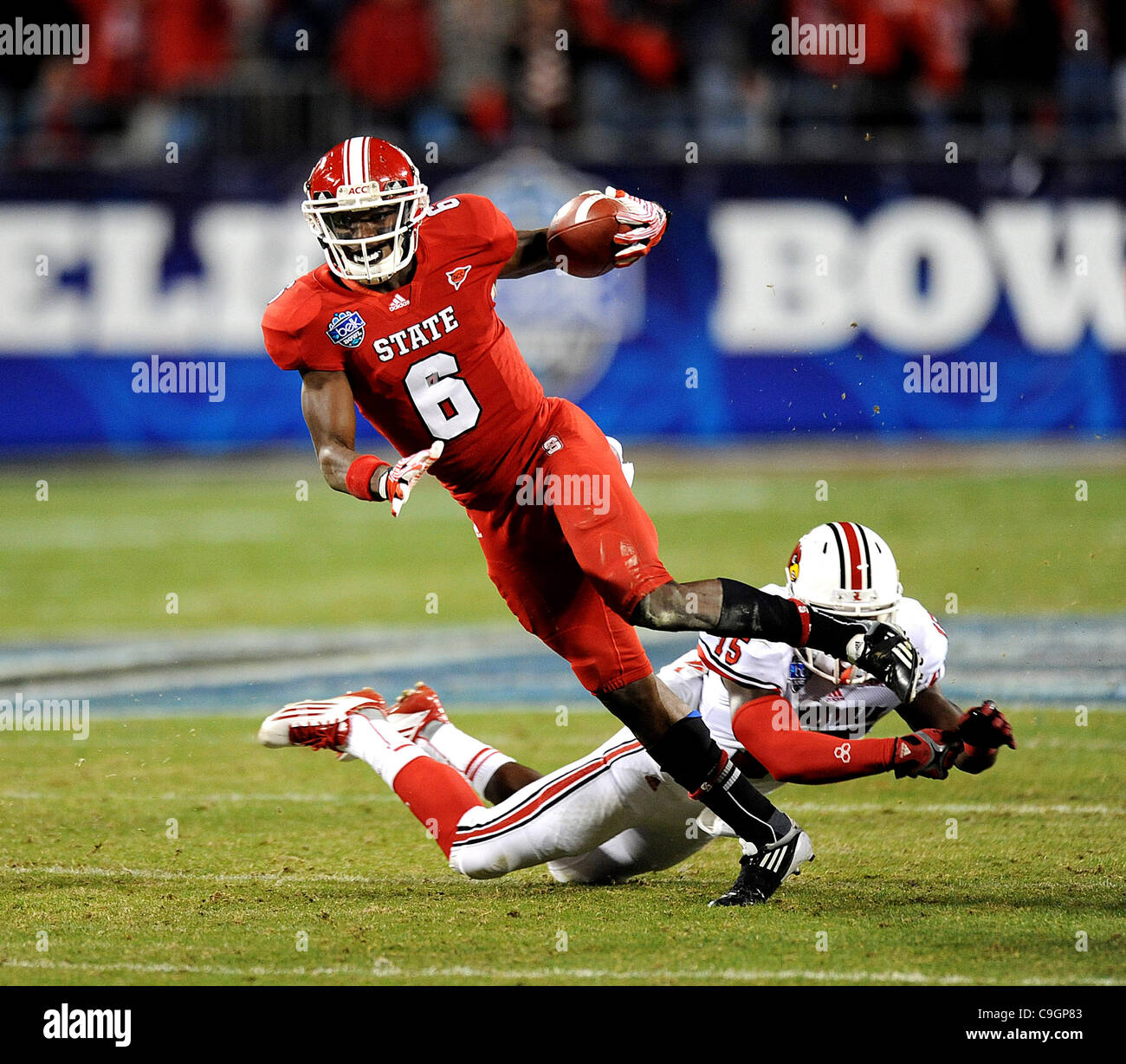 27.Dec, durchbricht die Verteidigung auf eine Entfernung für einen Hauch heruntergekommen in der ersten Hälfte als die North Carolina State Wolfpack konkurrieren gegen die University of Louisville Cardinals in der Belk Schüssel College Football 2011 - Charlotte, North Carolina, USA - North Carolina State Wolfpack (6) t.j. GRAHAM Stockfoto