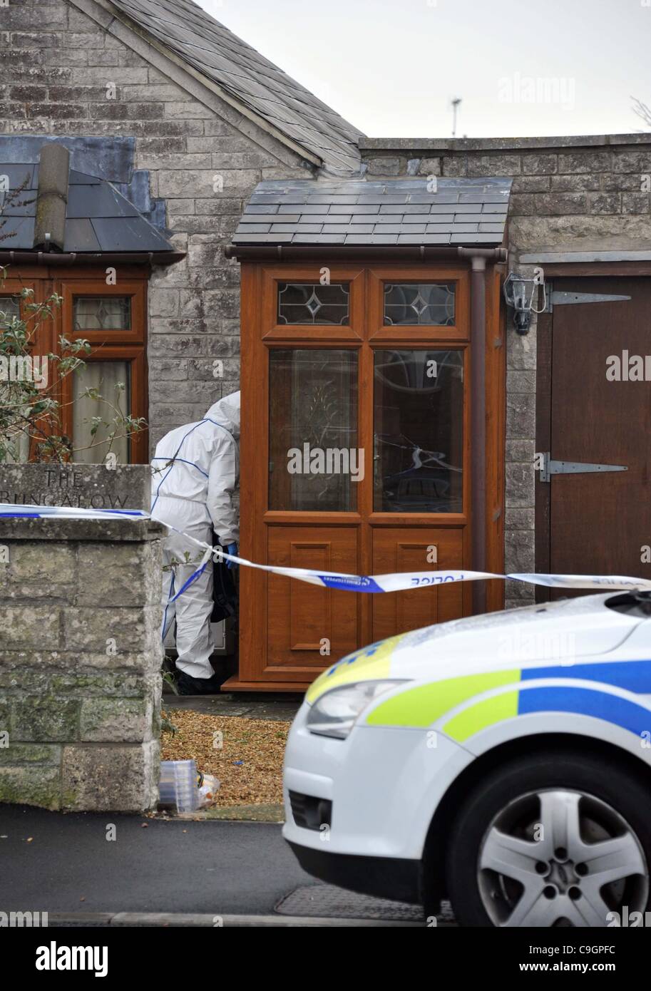 UK, Mord in Portland, Dorset. Forensische Polizist sammelt Beweise aus der Szene, nachdem ein Mann erstochen im Park Road, Portland in Dorset gefunden wurde. 28.12.2011 Bild: Dorset Medienservice. Stockfoto