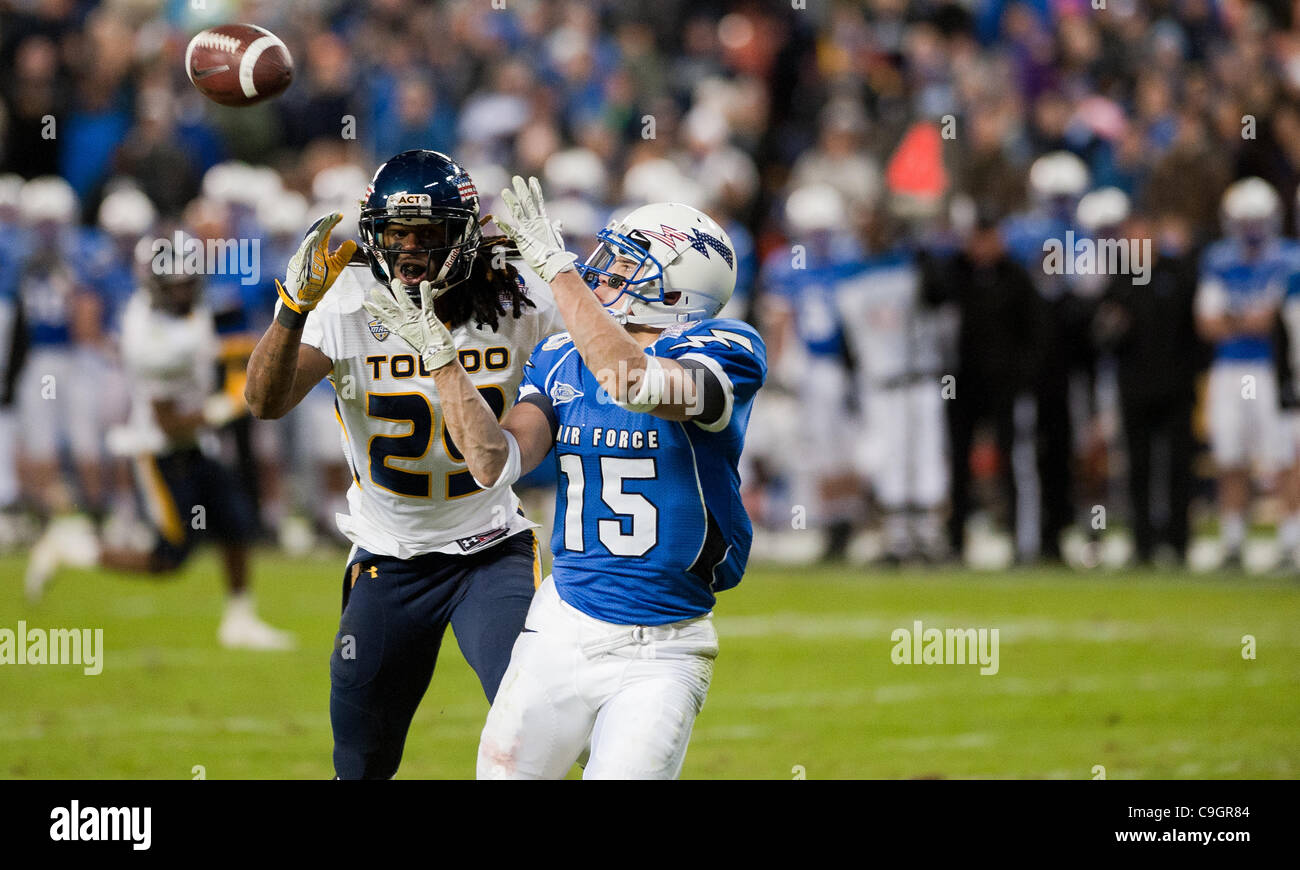 28. Dezember 2011 - Washington, District Of Columbia, US - Air Force Wide Receiver Jonathan Warzeka fängt einen Touchdown-Pass während der ersten Hälfte dann militärische Bowl Stadium Robert F. Kennedy in Washington, DC am 28. Dezember 2011. (Kredit-Bild: © Scott Serio/Eclipse/ZUMAPRESS.com) Stockfoto