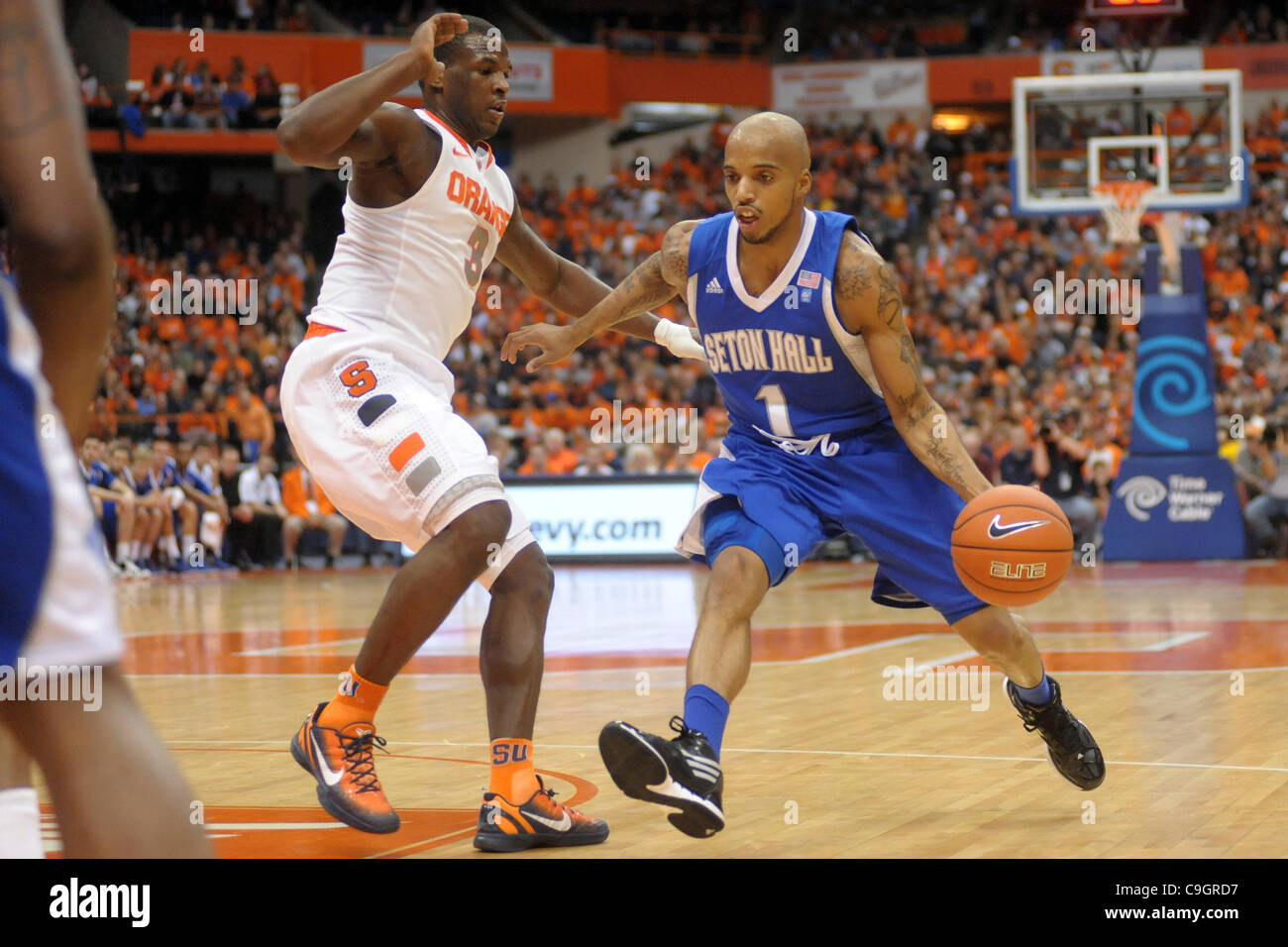 28. Dezember 2011 - Syracuse, New York, USA - Seton Hall Pirates bewachen Jordan Theodore (1) fährt die Bahn in der ersten Hälfte auf der Syracuse Orange Hut Dion Kellner (3) bei der Carrier Dome in Syracuse, New York. Top-platzierten Syrakus führt Seton Hall 34-15 bei der Hälfte. (Kredit-Bild: © Michael Johnson/Southcreek / Stockfoto