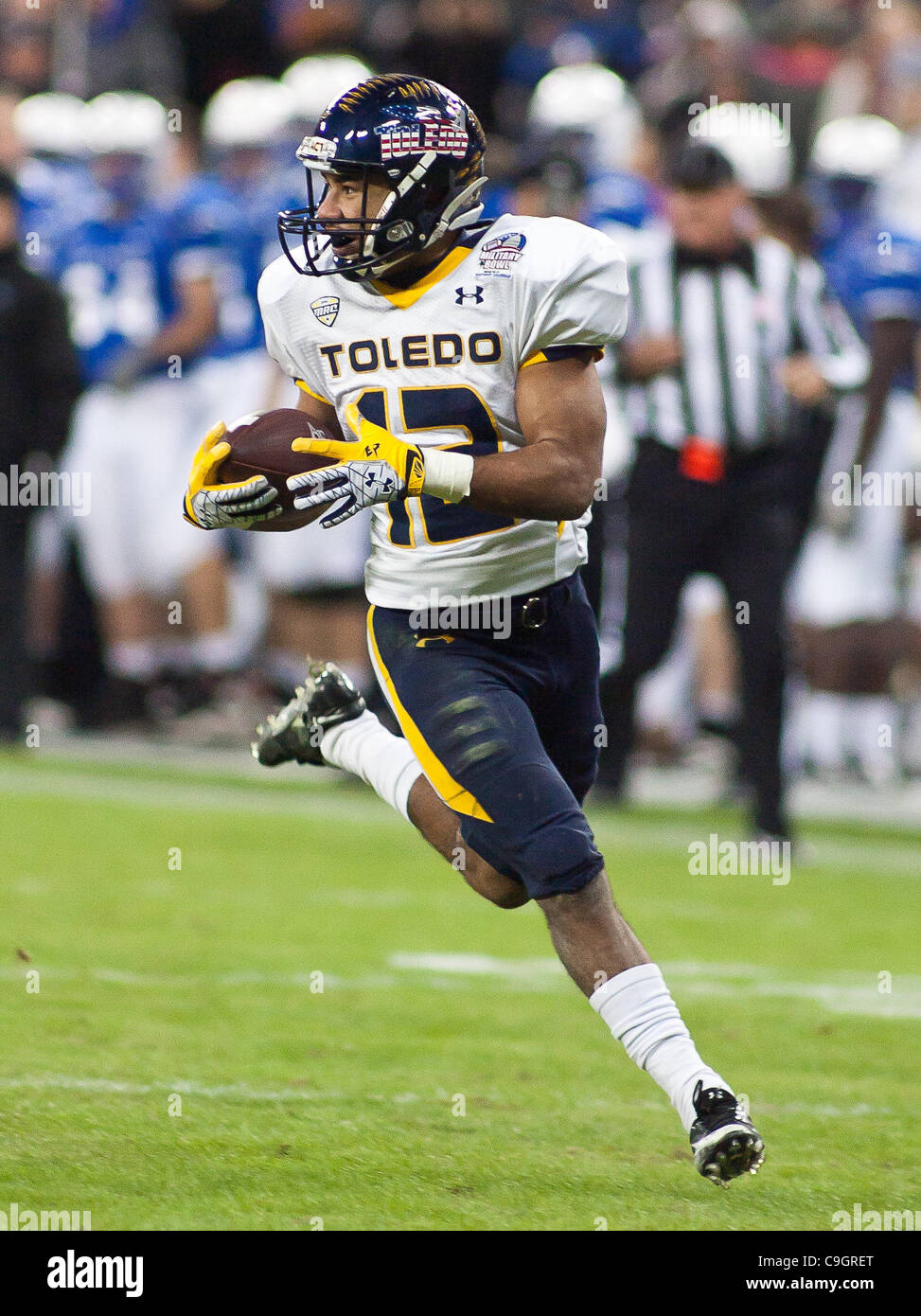 28. Dezember 2011 - Washington, District Of Columbia, Vereinigte Staaten von Amerika - Toledo Rockets Wide Receiver Eric Seite #12 kehrt zurück einen Kick für 87 Yards im ersten Quartal 2011 militärische Schüssel Mittwoch, 28. Dezember 2011 im RFK Stadium in Washington DC (Credit-Bild: © Saquan Stimpson/Southcreek/ZUMA Stockfoto