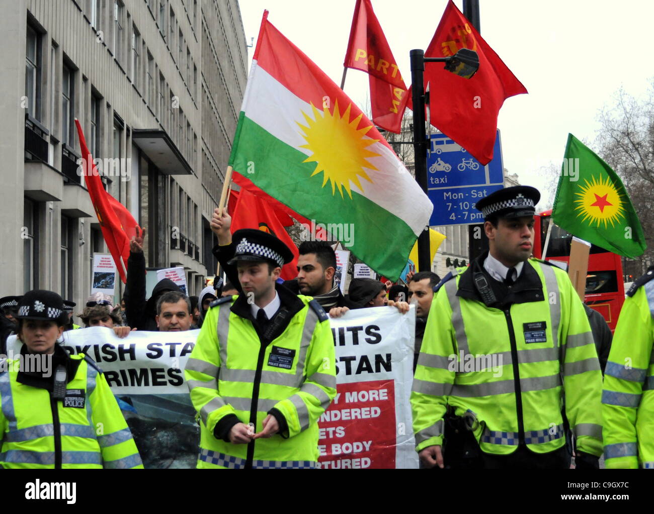 Kurdische Demonstranten marschieren von der türkischen Botschaft 10 Downing Street in London. Die Demonstration wurde in Reaktion auf einen türkischen Luftangriff am 29. Dezember, die 35 kurdischen Zivilisten im Nordirak getötet. 30.12.11 Stockfoto