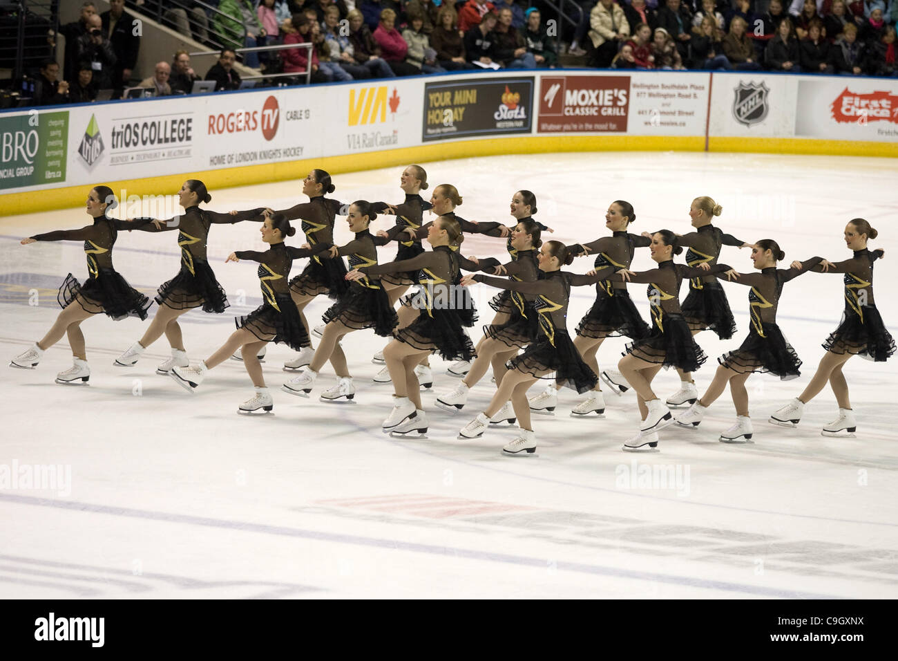 London Ontario, Kanada - 29. Dezember 2011. Mitglieder der Vereinigten Staaten synchronisiert skating Team, die "Haydenettes" während der Kür-Komponente auf die 2011 London Synchrofest International - Synchro In der Stadt durchführen. Das Team beendete an zweiter Stelle bei der zweitägigen Veranstaltung. Stockfoto