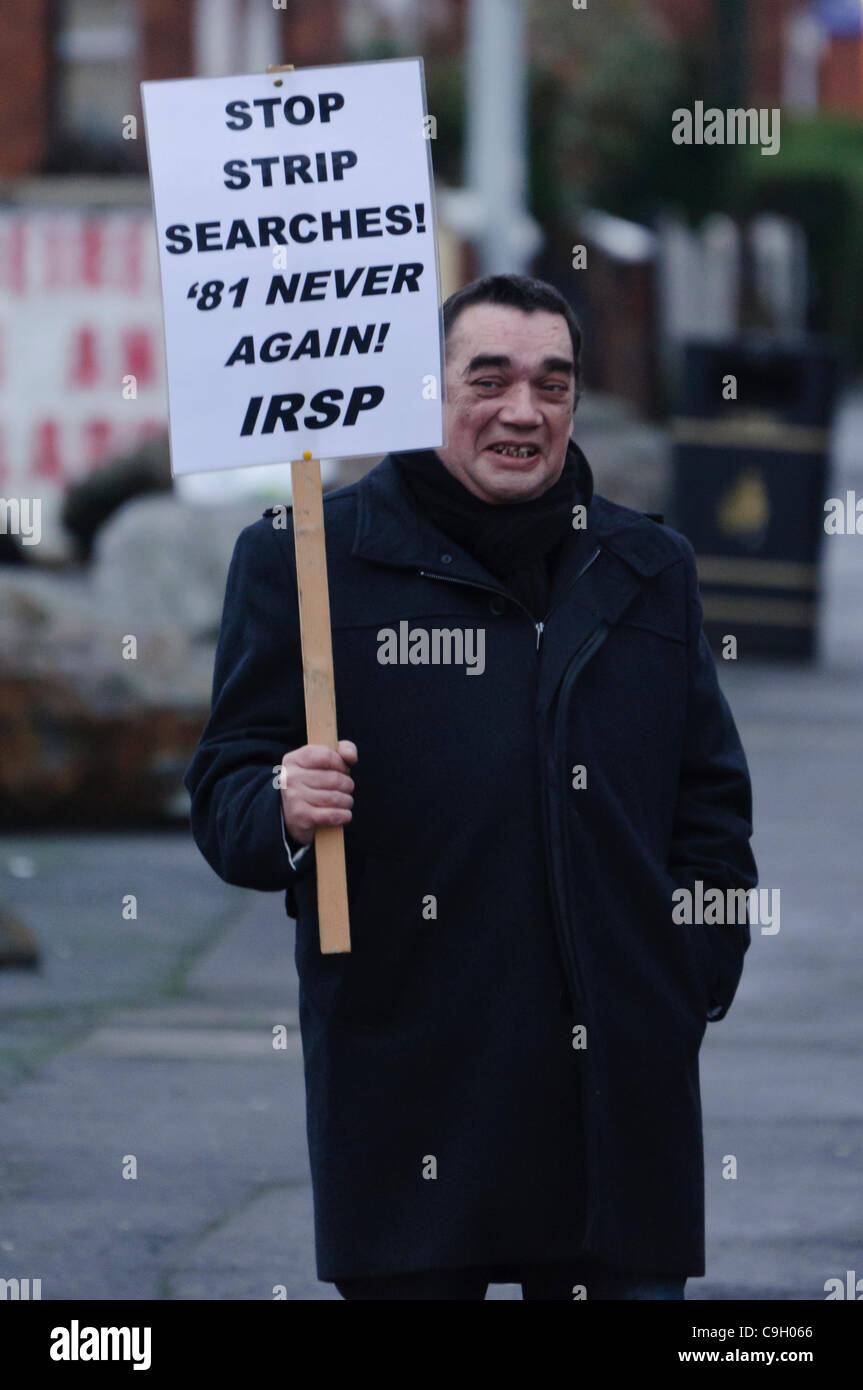 Belfast, Nordirland - 31.12.2011: Paul wenig von Irische republikanische sozialistische Partei (ehemalige politische Flügel von der INLA) bei einer Mahnwache für irische republikanische Gefangene im Maghaberry-Gefängnis, hält ein Plakat-Sprichwort "Leibesvisitationen stoppen! 81 nie wieder! IRSP " Stockfoto