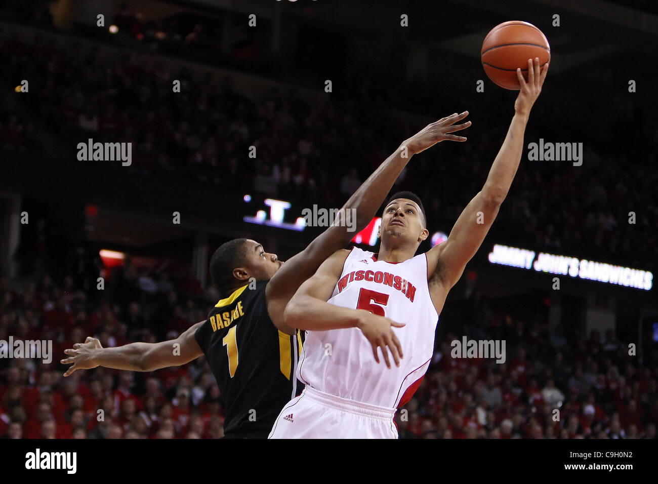 31. Dezember 2011 - Madison, Wisconsin, USA - Wisconsin Guard/Forward RYAN EVANS (5) geht für einen Schuss auf Iowa nach vorne MELSAHN BASABE (1) im Spiel an Kohl Mitte. (Kredit-Bild: © John Fisher/Southcreek/ZUMAPRESS.com) Stockfoto