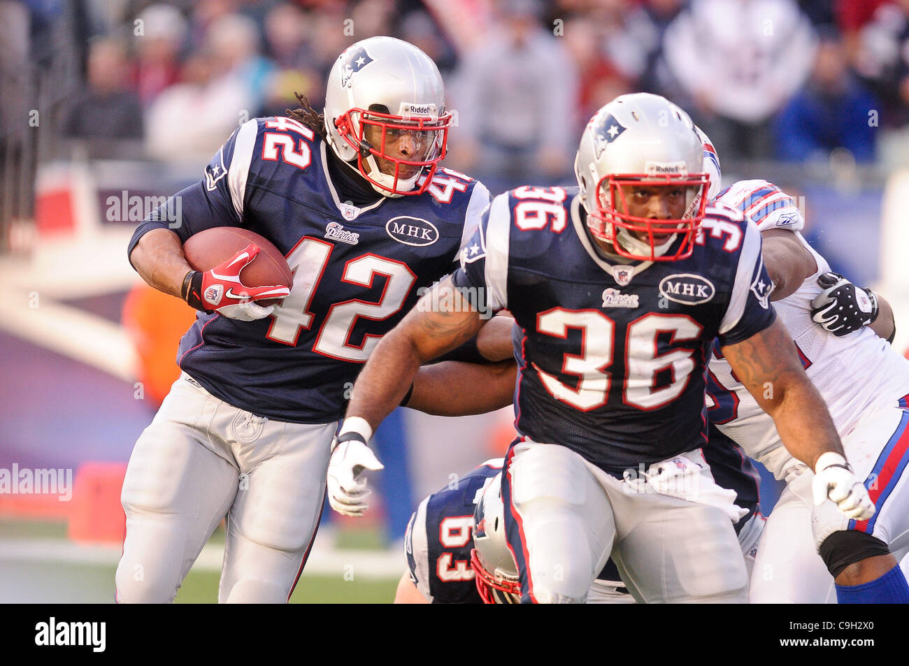 1. Januar 2012 - Foxborough, Massachusetts, USA - New England Patriots RB BenJarvus grün-Ellis (42) stürzt um die Ecke mit FB Lousaka höflich (36) versperrt den Weg in der zweiten Hälfte. Die New England Patriots Punkten 49 offen um die Buffalo Bills 49 - 21 im Gillette Stadium zu besiegen. Th Stockfoto