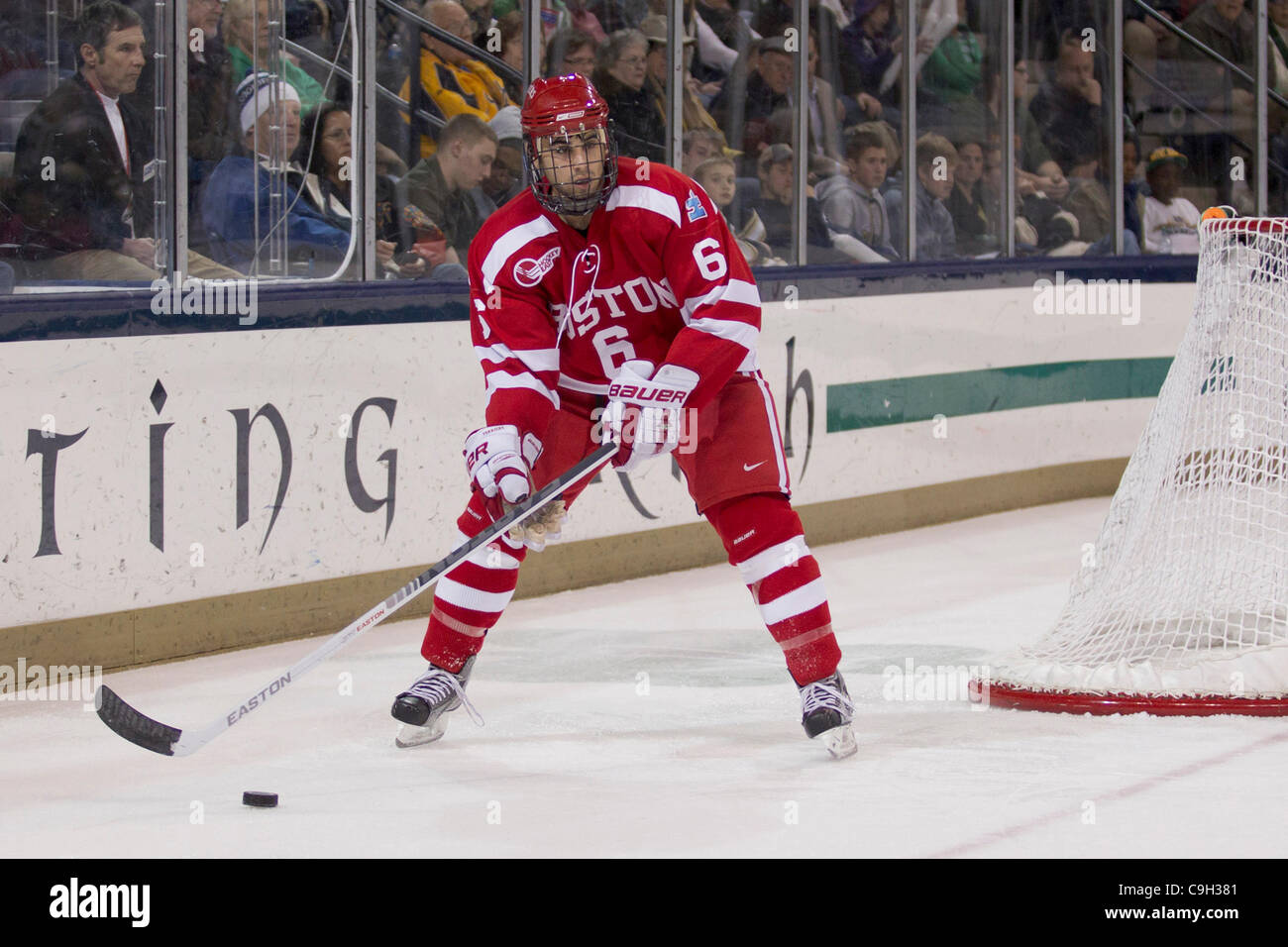 31. Dezember 2011 - South Bend, Indiana, USA - skates Boston University Verteidiger Alexx Privitera (#6) mit dem Puck im zweiten Zeitraum Aktion NCAA Hockey-Spiel zwischen Notre Dame und der Boston University.  Die Notre Dame Fighting Irish besiegt Boston Universität Terriers 5-2 im Spiel bei der Compton-Fa Stockfoto