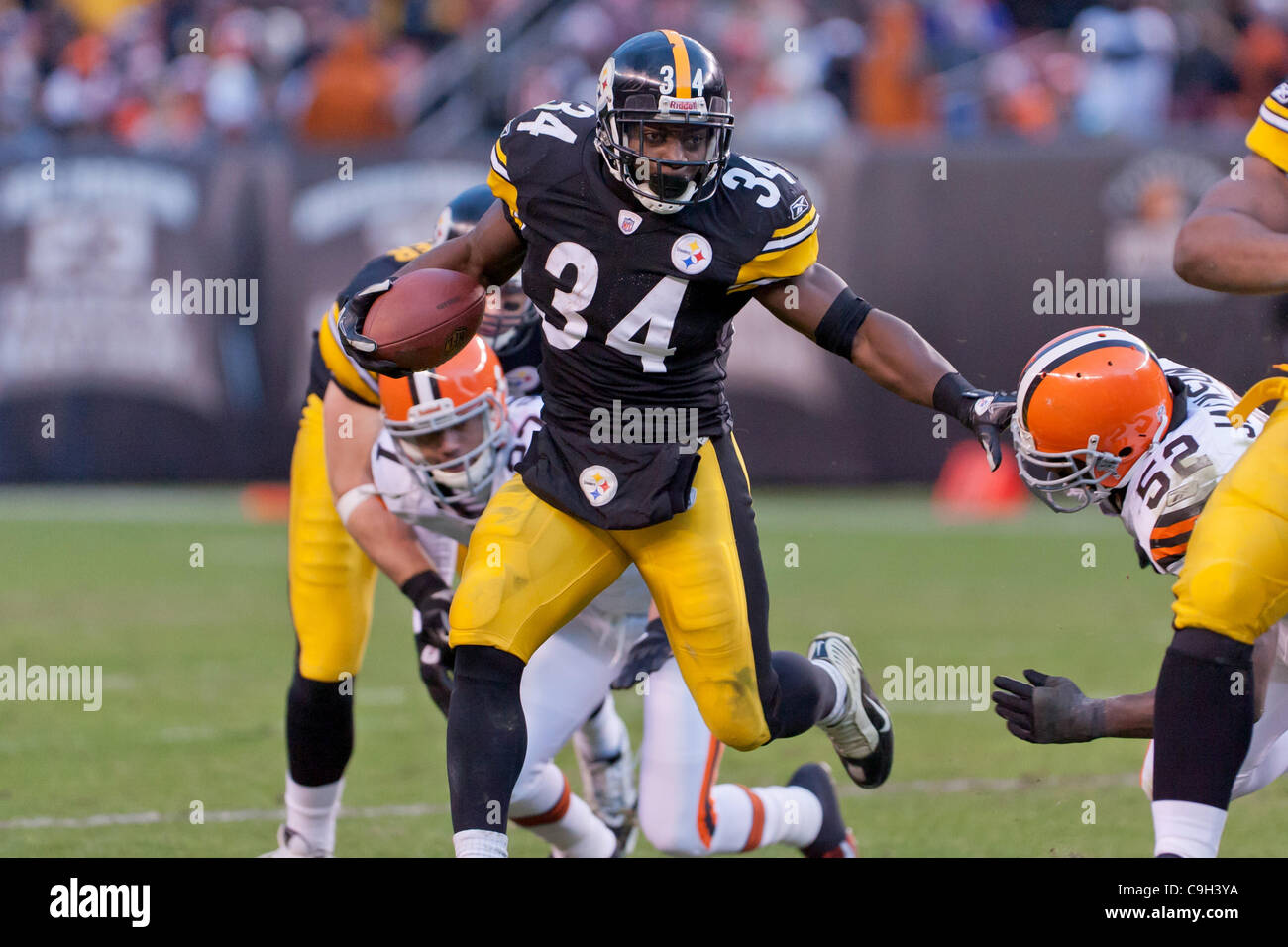 1. Januar 2012 - trägt Cleveland, Ohio, USA - Pittsburgh Runningback Rashard Mendenhall (34) die Fußball im ersten Quartal gegen Cleveland.  Die Pittsburgh Steelers gegen die Cleveland Browns 13-9 in das Spiel gespielt in Cleveland Browns Stadium in Cleveland, Ohio. (Kredit-Bild: © Frank Stockfoto