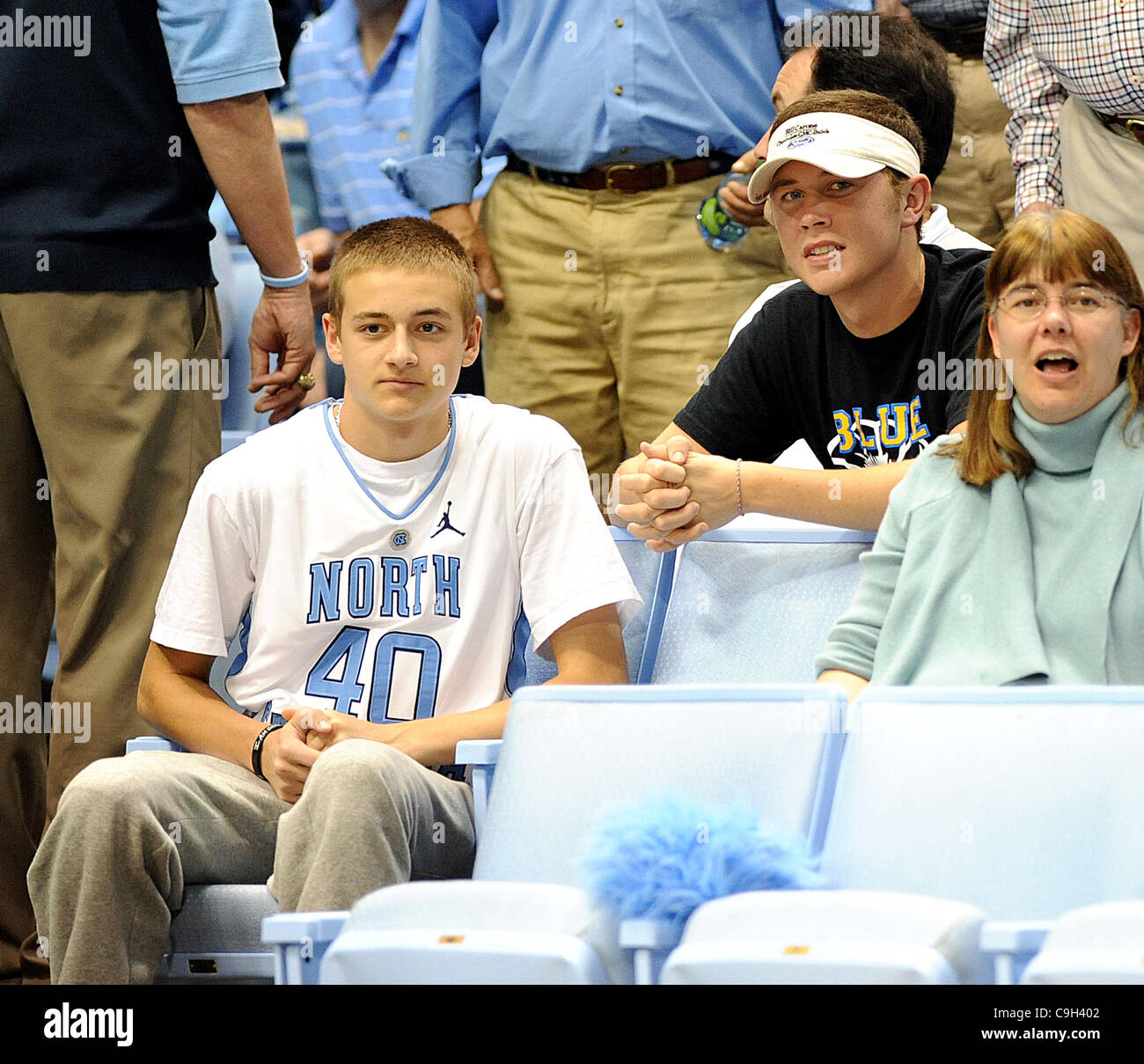 1. Januar 2012 - Chapel Hill, North Carolina; USA - American Idol SCOTTY MCCREERY (rechts - Hut) Prost auf die University of North Carolina Tarheels, wie sie die Monmouth Hawks mit einem Endstand von 102-65 geschlagen, da sie Mens College-Basketball am Dean Smith Center in religiöses spielte Stockfoto