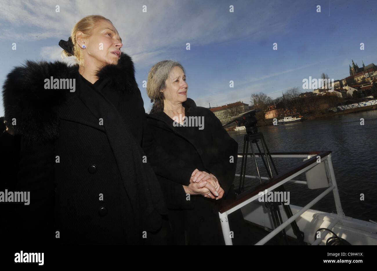 Eine Ponton geschleppt durch ein Boot mit den Blumen, die Menschen in den Sarg des ehemaligen tschechischen Präsidenten Vaclav Havel gebracht auf ein drei-Tage-Reise entlang der Moldau inmitten sonnigem Wetter und großem öffentlichen Interesse in Prag, über dargelegt Samstag, 31. Dezember 2011. Die Organisatoren konzipiert die Veranstaltung als ein sile Stockfoto