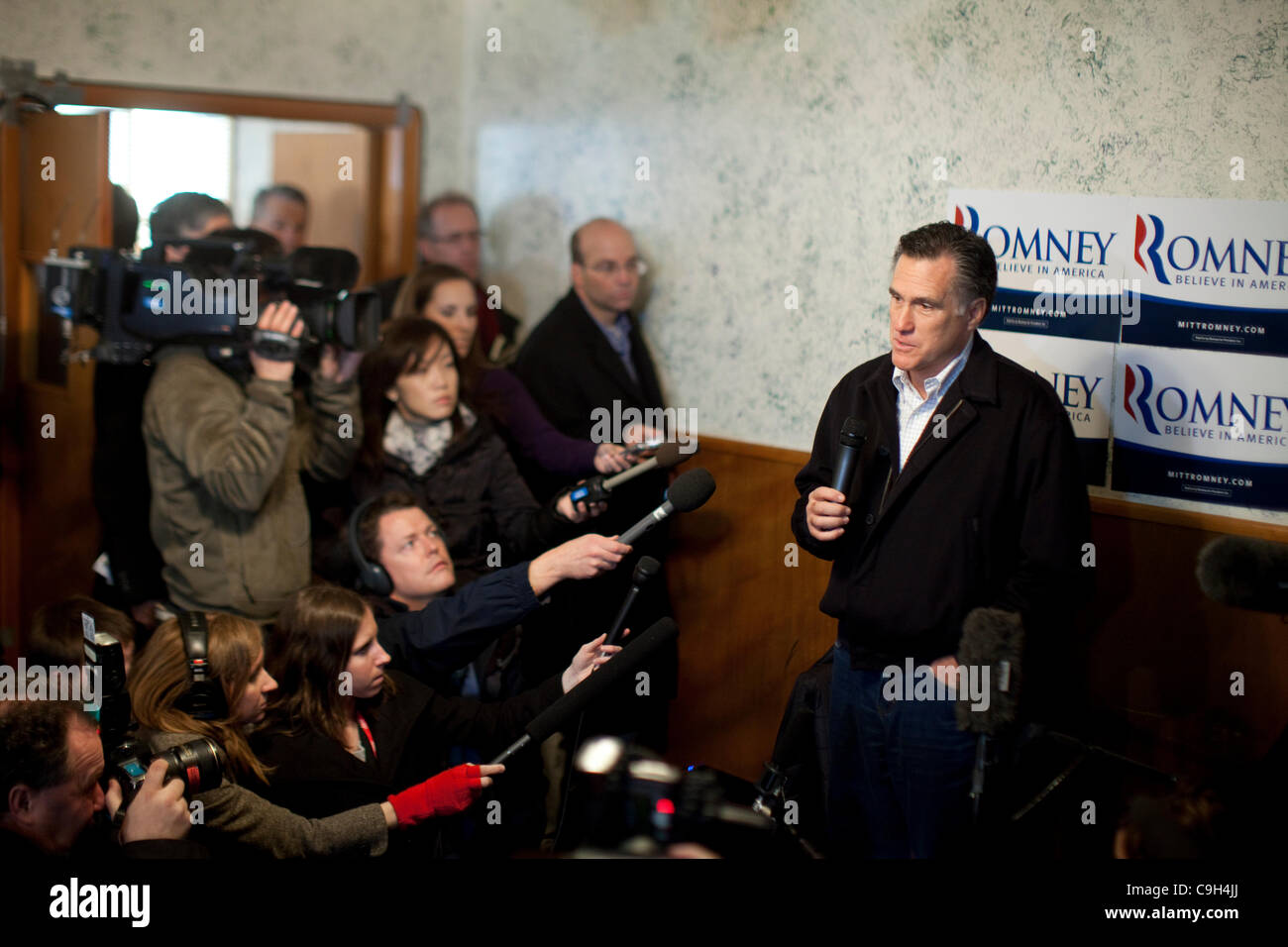 Republikanische Präsidentschaftskandidat Mitt Romney spricht mit versammelten Medien während einer Kampagne zu stoppen eine Familie Diner in westlichen Iowa.  Romney geschafft, ein paar Hand trotz einer chaotischen Szene mehr Presse Mitglieder als Wähler in den kleinen Ort gepresst. Stockfoto