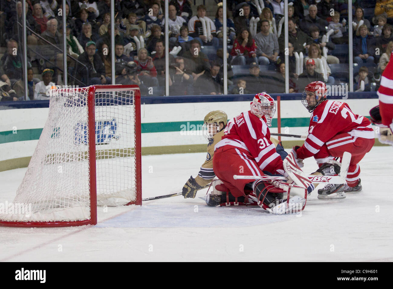 31. Dezember 2011 - South Bend, Indiana, USA - Boston University Torwart Kieran Millan (#31) spart scoring Versuch von Notre-Dame-Zentrum Anders Lee (#9) als zweite Periode Aktion des NCAA-Eishockey-Spiel zwischen Notre Dame und der Boston University Boston University Verteidiger Sean Escobedo (#21) verteidigt.  Th Stockfoto