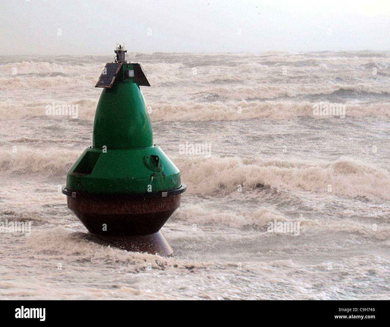 Prestwick, UK. 3. Januar 2012. Eine Versand-Boje, die frei von seinen Liegeplatz in den River Clyde brach ist an den Strand von Prestwick auf westlich von Schottland bei stürmischem Wetter gespült. Kredit Maurice Morwood/Alamy Live-Nachrichten Stockfoto