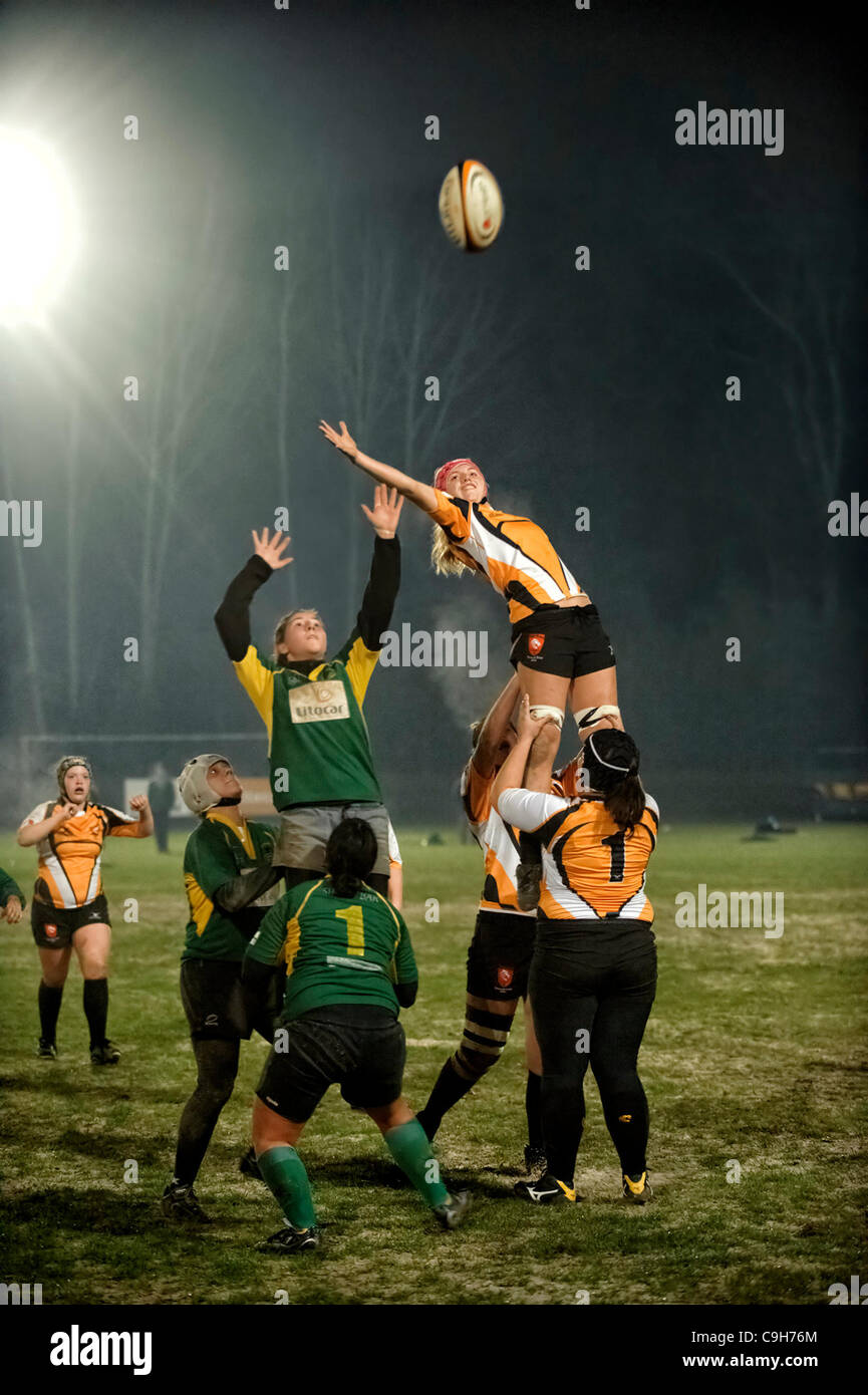 Die Spieler wetteifern um den Ball, während sie in einem weiblichen Rugby-Spiel in der Line-Out-Reihe von ihren Mitspielern erhöht werden Stockfoto