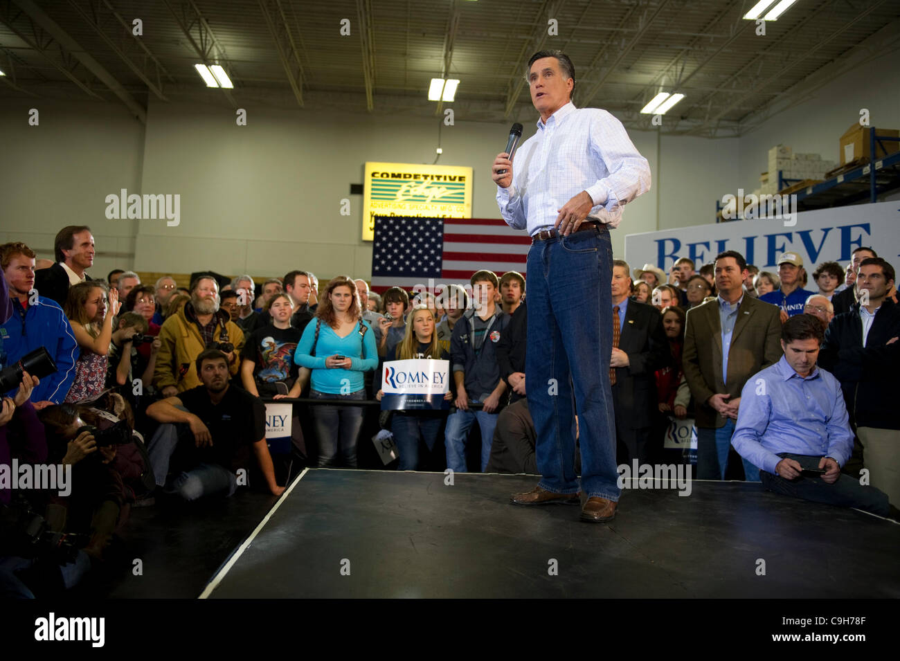 Nominierung zum republikanischen Präsidentschaftskandidaten Kandidat spricht Mitt Romney Anhängern zu einer Kampagne-Kundgebung in Des Moines, Iowa. Stockfoto