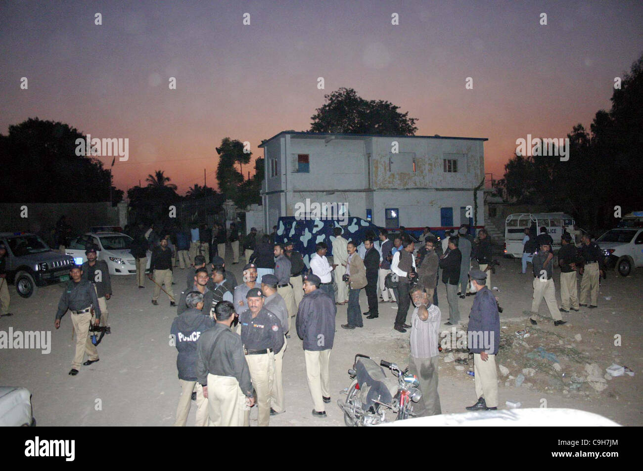 Polizisten zu sammeln, nach dem wütenden Mob angreifen gegen Polizeieinsatz gegen Übergriffe auf Dalmia Bereich, Aziz Bhatti Polizei Chowki Gebäude in Karachi Stockfoto