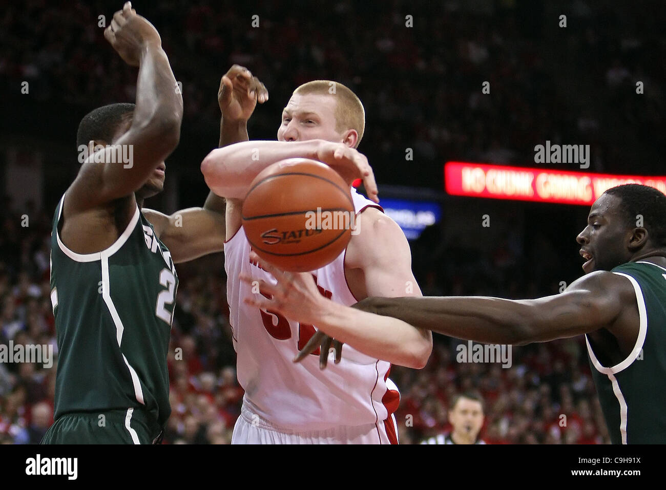 3. Januar 2012 - Madison, Wisconsin, USA - Wisconsin vorwärts Mike Bruesewitz #31 bekommt beschmutzt gehen oben für einen Schuss in der zweiten Hälfte. Die Michigan State Spartans besiegte die Wisconsin Badgers in Überstunden 63-60 im Kohl Center in Madison, Wisconsin. (Kredit-Bild: © John Fisher/Southcreek/ZUMAPRESS. Stockfoto