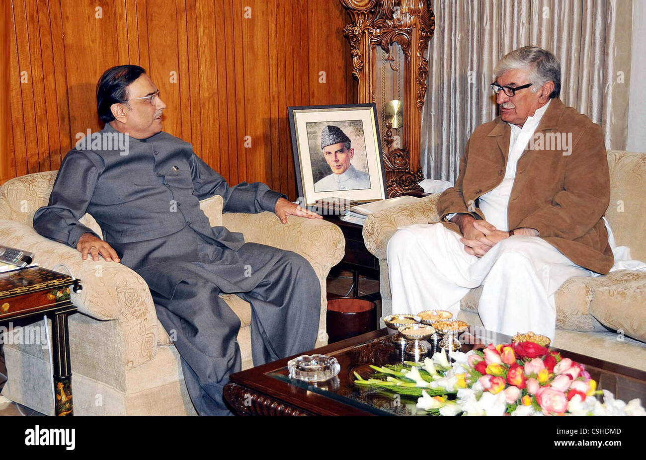 Präsident Asif Ali Zardari in Treffen mit Awami National Party (ANP) Präsident, Asfandyar Wali Khan in Aiwan-e-Sadr Stockfoto