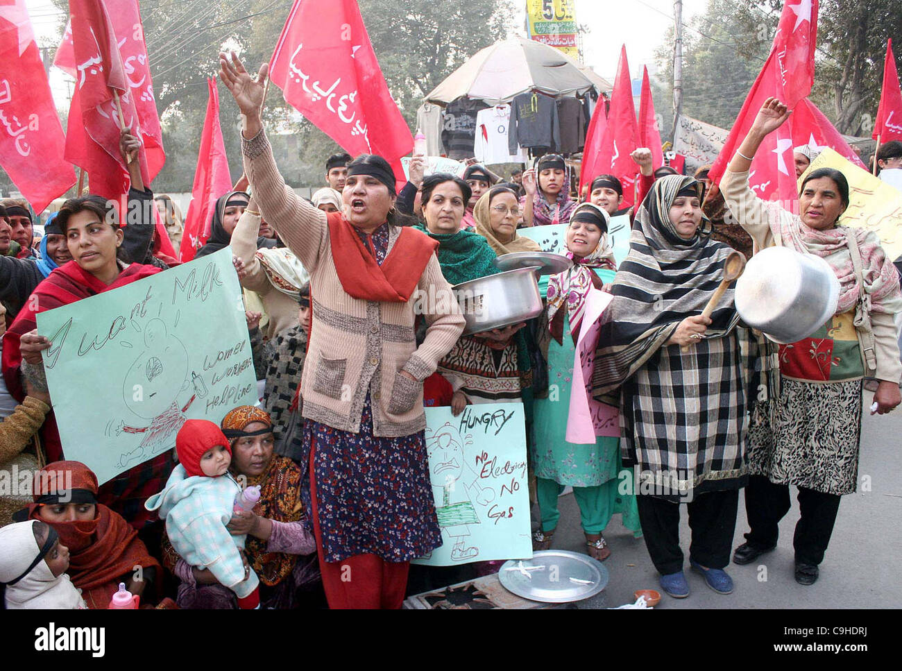 Unterstützer der Labor Party (LPP) Küchenutensilien zu halten, wie sie protestieren gegen erhöht Preise für Erdöl und Gas und Lastabwurf in Lahore Stockfoto