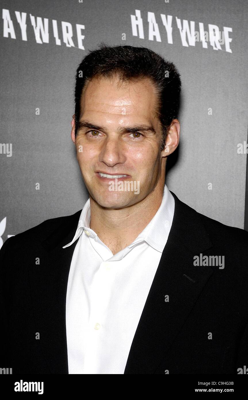 J. j. Perry im Ankunftsbereich für drunter und drüber Premiere, Directors Guild of America (DGA) Theater, Los Angeles, CA 5. Januar 2012. Foto von: Michael Germana/Everett Collection Stockfoto