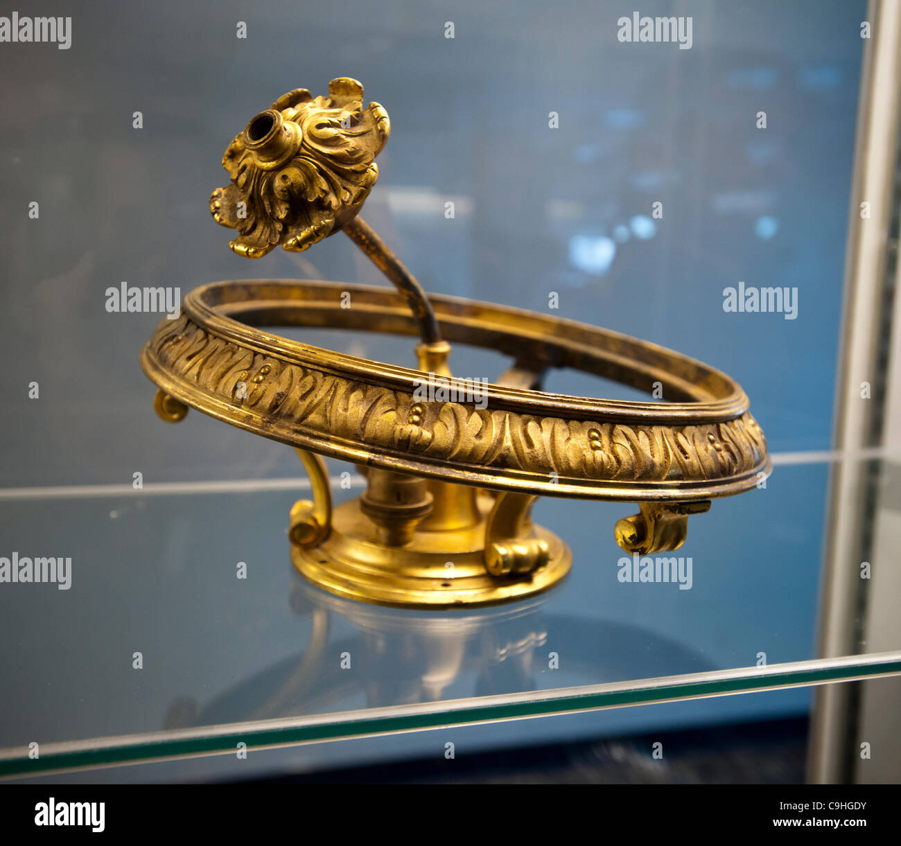 Geborgenen Artefakte werden auf dem Display an einer Medien-Vorschau für die Versteigerung des geborgenen Materials aus dem Wrack der RMS Titanic, gesehen auf das Intrepid Sea Air and Space Museum in New York auf Donnerstag, 5. Januar 2012 wiederhergestellt. Über 5000 Artikel, erholte sich in acht Forschungs- und Erholung Missionen sind Stockfoto