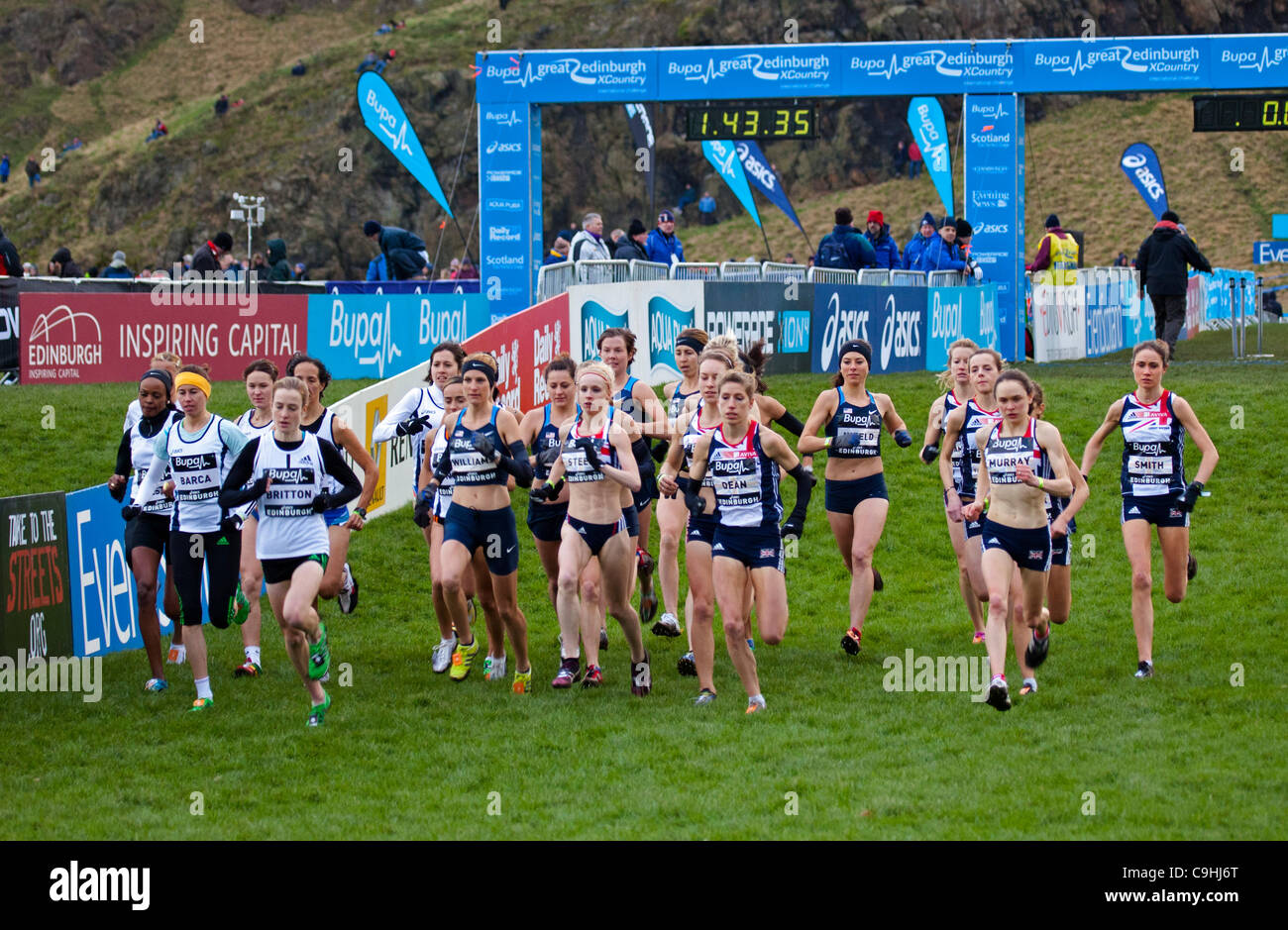 BUPA Great Edinburgh Cross Country Run, 7. Januar 2012, Senior Frauen 6-Km-Rennen. Gewinner: Fionnuala Britton EUR, zweiter: Gemma Stahl GBR, Drittens: Elle Baker GBR. Stockfoto