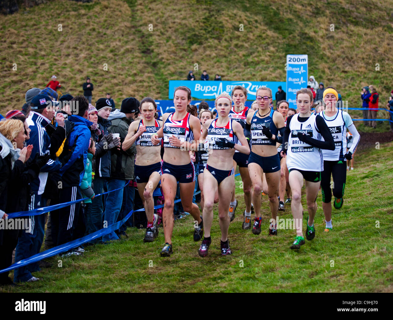 BUPA Great Edinburgh Cross Country Run, 7. Januar 2012, Senior Frauen 6-Km-Rennen. Gewinner: Fionnuala Britton EUR, zweiter: Gemma Stahl GBR, Drittens: Elle Baker GBR. Stockfoto