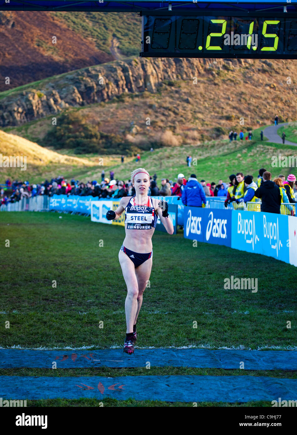 BUPA Great Edinburgh Cross Country Run, 7. Januar 2012, Senior Frauen 6-Km-Rennen. Gewinner: Fionnuala Britton EUR, zweiter: Gemma Stahl GBR, Drittens: Elle Baker GBR. Stockfoto