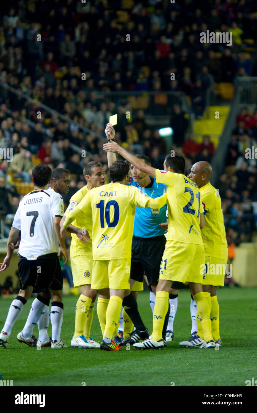 08/01/2011. Valencia, Spanien Primera Division, Fußball - Spanien - Villareal CF Vs Valencia CF Cani aus Villareal CF als er vom Schiedsrichter eine gelbe Karte bekommt Stockfoto 08/01/2011. Valencia, Spanien Primera Division, Fußball - Spanien - Villareal CF Vs Valencia CF Cani aus Villareal CF als er vom Schiedsrichter eine gelbe Karte bekommt Stockfoto