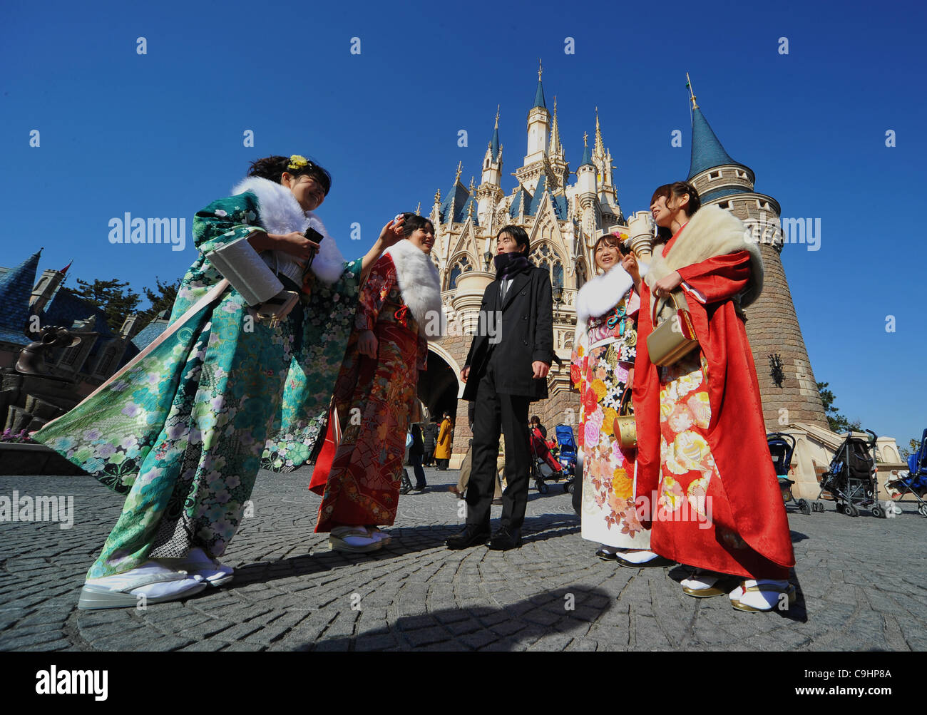 9. Januar 2012, feiern Chiba, Japan - japanische jungen und Mädchen, alle gekleidet in feine Anzüge und Kleider lang-sleeved Kimono, kommen des Alters am an Tokyo Disneyland, östlich von Tokio. Ab dem 1. Januar 2012 stellte sich eine geschätzte 1,22 Millionen Japaner 20 Jahre alt im vergangenen Jahr. Stockfoto