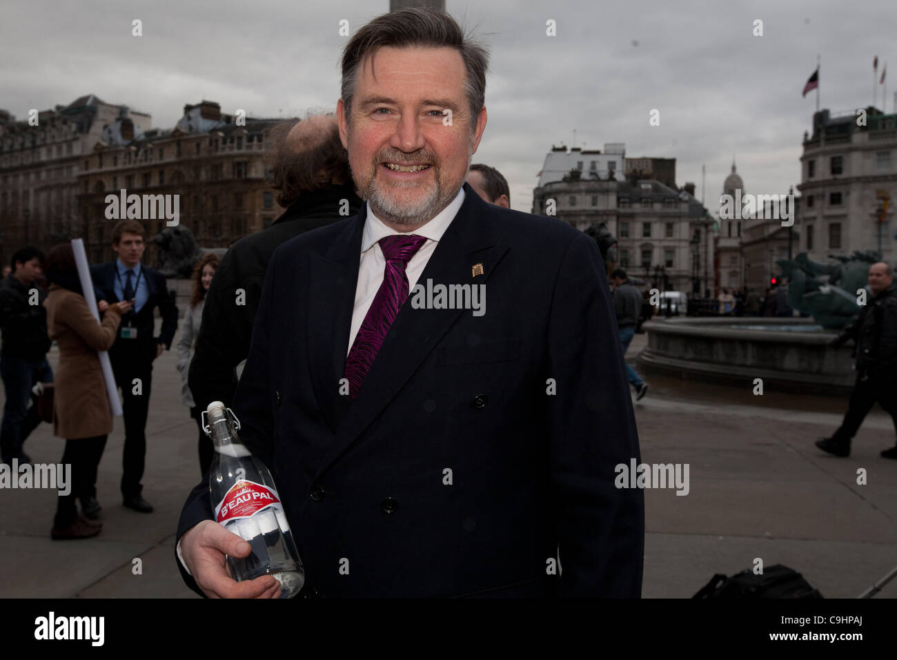 London, UK, 01.09.2012. Labour MP Barry Gardiner, fordert Seb Coe, Vorsitzender des Londoner Organisationskomitees für die Olympischen Spiele, trinken Wasser aus Bhopal, Indien, Szene 1984 chemischen Katastrophe. Stockfoto