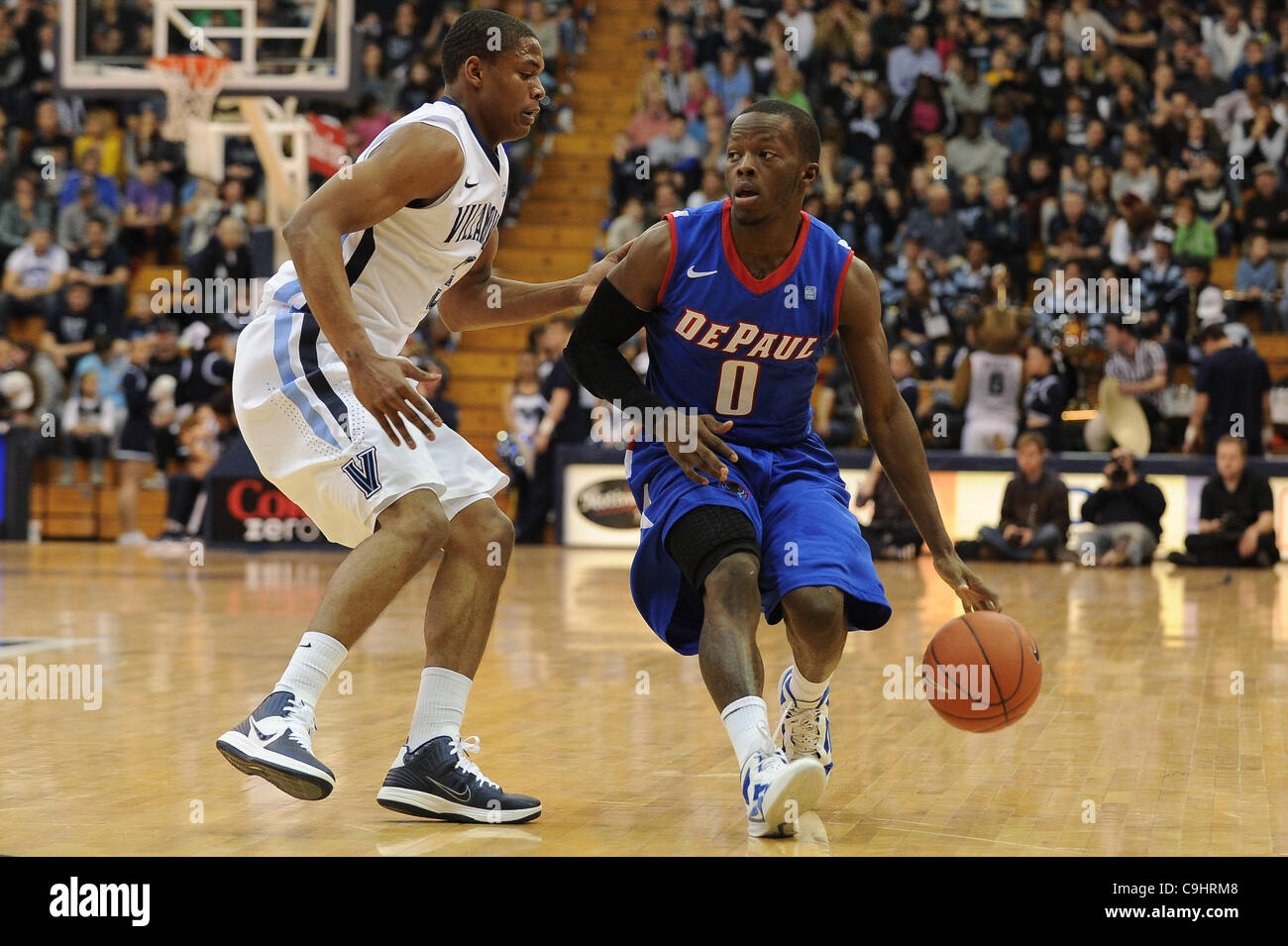 8. Januar 2012 - Villanova, Pennsylvania, USA - DePaul Blue Dämonen bewachen Worrel Clahar (0) mit er Ball von Villanova Wildcats Wache Tyrone Johnson (3) bewacht. In einem Big East Matchup im The Pavilion in Villanova, Pennsylvania gespielt wird. Villanova führt DePaul in der Mitte mit einem Score von 48-36. (Credit Stockfoto