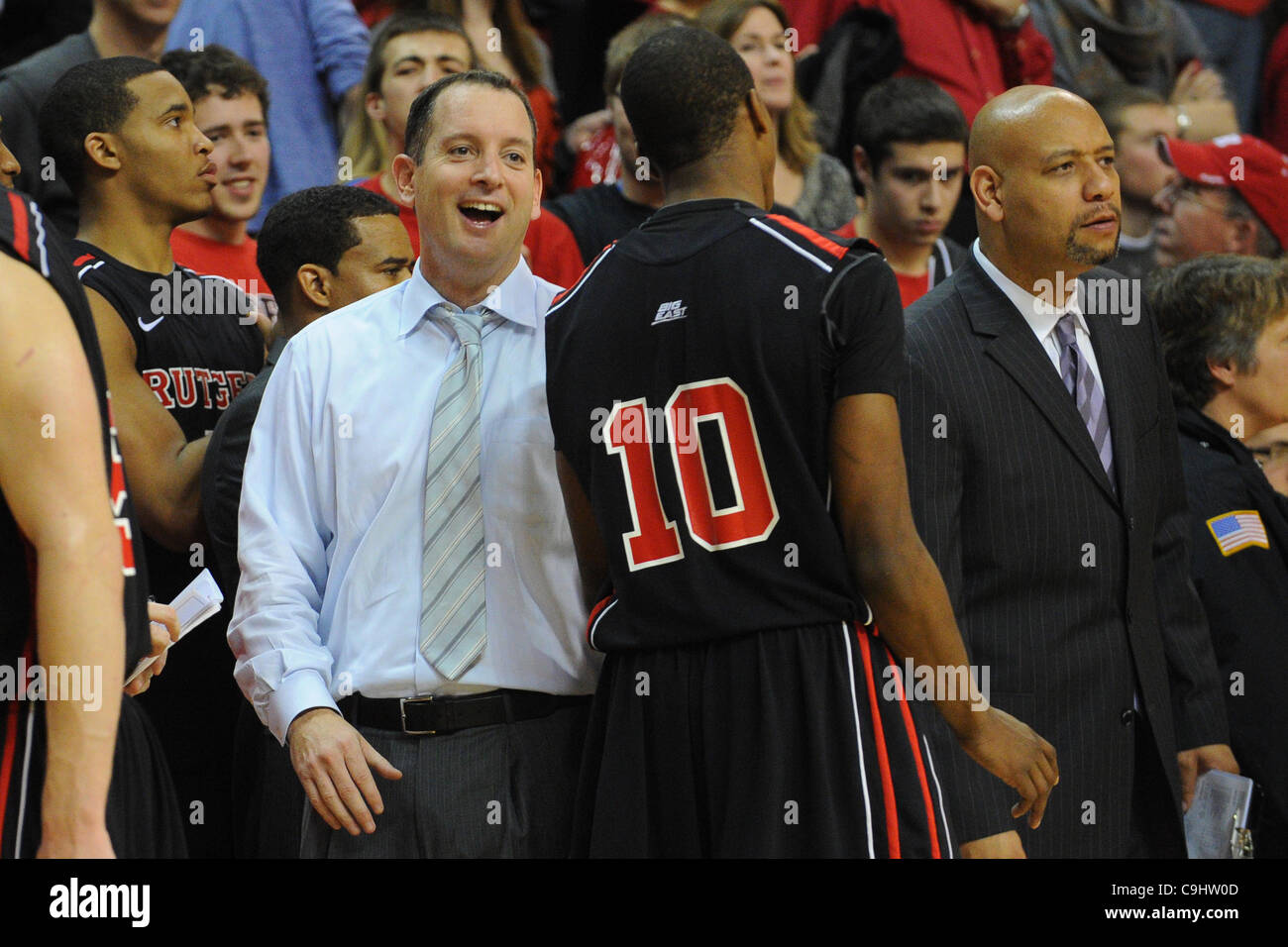 7. Januar 2012 - Piscataway, New Jersey, USA - Rutgers Scarlet Knights Cheftrainer Mike Rice feiert den Sieg seines Teams mit Guard/Forward Mike Poole (10) während der zweiten Hälfte Big East NCAA Männer Basketball-Aktion zwischen #8 UConn und Rutgers bei Louis Braun Rutgers Athletic Center. Rutgers verärgert Stockfoto