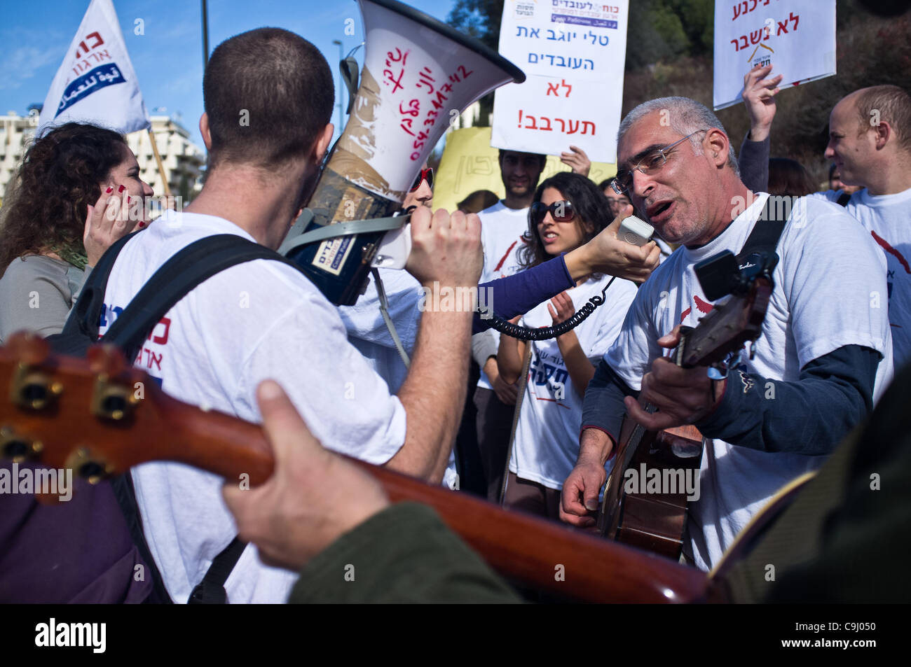 Schutzdienste Jugendarbeiter spielt und singt "Youth Protection Service Blues" auf einen Protest wegen höherer Löhne außerhalb Sozialministerium. Jerusalem, Israel. 10. Januar 2012. Stockfoto