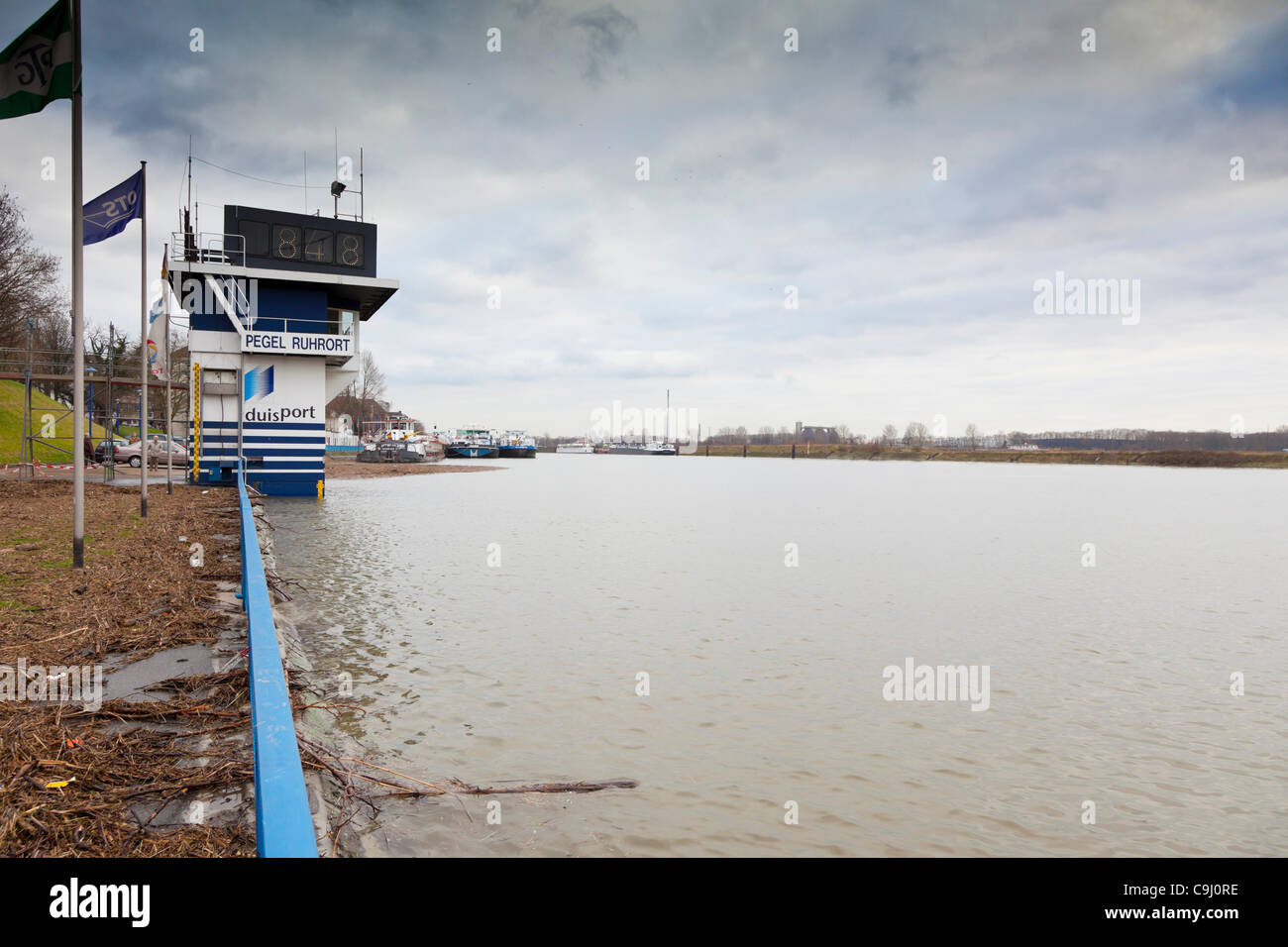 Überschwemmungen in Duisburg-Ruhrort im 10. Januar 2012 Rhein. Stockfoto