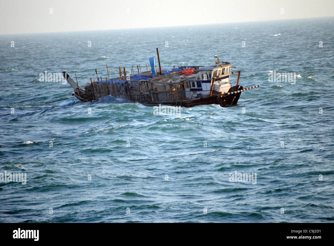 Blick auf die iranischen Fracht Dhow die Ya-Hussayn, Untergang 10. Januar 2012 in den Persischen Golf. Die US Coast Guard Cutter Monomoy gerettet sechs iranische Seeleute, die hatte ihre sinkenden Dhau zu verlassen, nachdem der Maschinenraum überflutet. Stockfoto