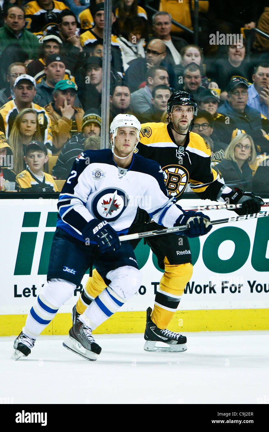 10. Januar 2012 - Boston, Massachusetts, USA - Winnipeg Jets Verteidiger Randy Jones (12) und Boston Bruins linke Benoît Pouliot (67) in Aktion während der dritten Periode des Spiels im TD Garden in Boston, Massachusetts.   Bruins schlagen Jets 5 - 3. (Kredit-Bild: © Mark Box/Southcreek/ZUMAPRESS.com Stockfoto