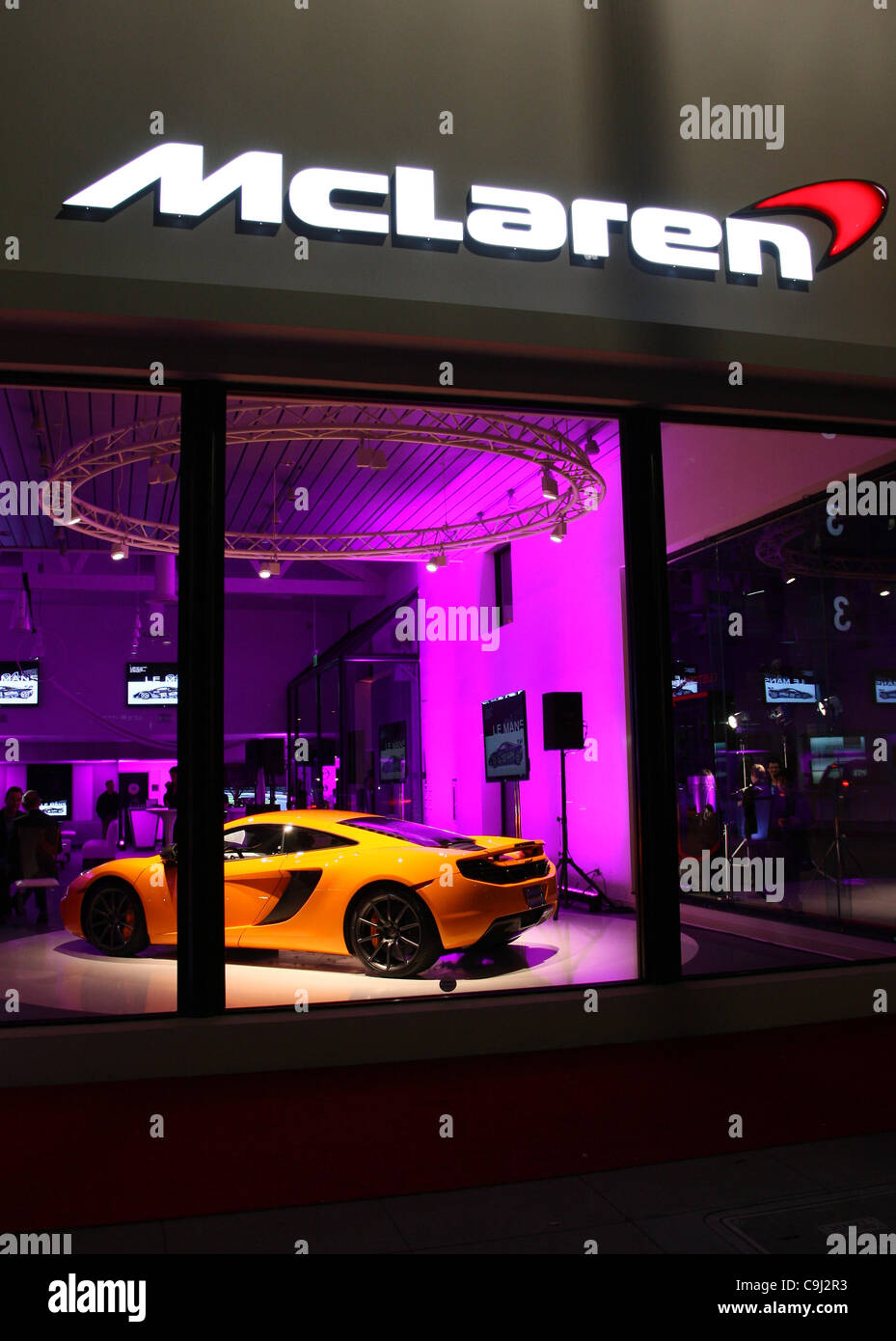 MCLAREN MP4 Auto im SHOWROOM MCLAREN BEVERLY HILLS STORE Eröffnung LOS ANGELES Kalifornien USA 10. Januar 2012 Stockfoto