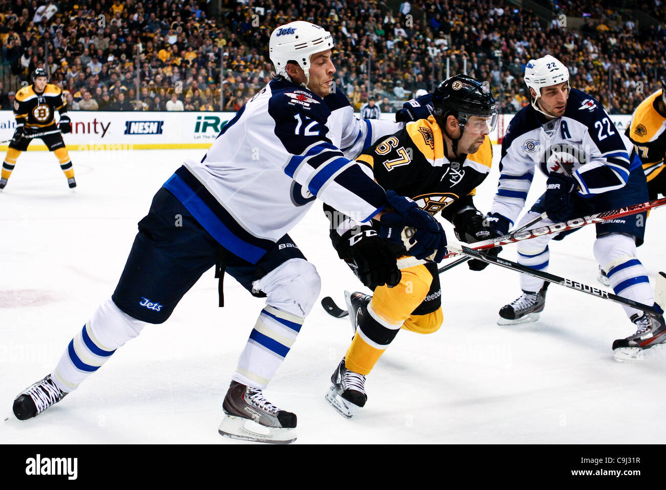10. Januar 2012 - Boston, Massachusetts, USA - Winnipeg Jets Verteidiger, die Randy Jones (12) erreicht, um während der dritten Periode des Spiels im TD Garden in Boston, Massachusetts Boston Bruins linke Benoît Pouliot (67) aus den Puck zu blockieren.   Bruins schlagen Jets 5 - 3. (Kredit-Bild: © Mark Box/Sout Stockfoto